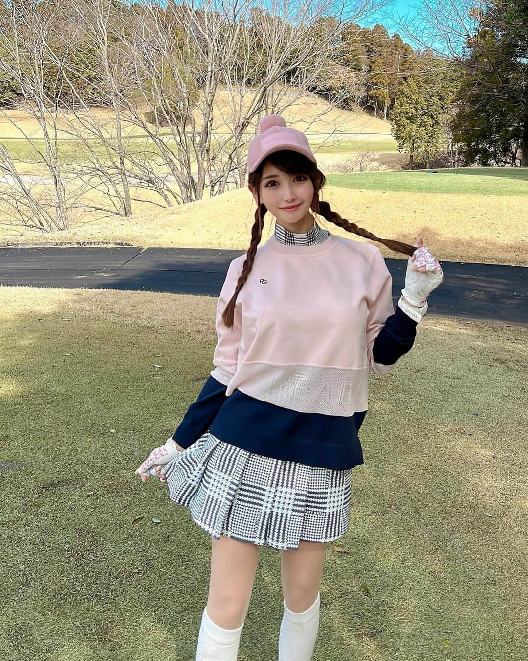 MAYUさんのインスタグラム写真 - (MAYUInstagram)「. こんばんは〜🌟 本日は三つ編みで👧🏻 . 薄ピンクとチェックの組み合わせ、かわいくてすき💓💓 @pearlygates_official  . インもアウトも茶店ではオロナミンCをぐびぐびのんでエネルギーチャージしたよん🍋！ . . 既にハイソックス焼けして、太ももから膝までが黒く焼けた〜🥲☀️ . #ゴルフ女子#ゴルフ#ゴルフウェア#ゴルフコーデ#ゴルフファッション#ゴルフ女子コーデ#ゴルフ焼け#ハイソックス#パーリーゲイツ#テーラーメイド#テーラーメイドゴルフ#成田ゴルフ倶楽部 #golf#golfswing#golfwear#golflife#golfgirl#golfcourse#golfclub#golfer#golfstagram#pearlygates#taylormade#japanesegirl」3月28日 18時55分 - mayu.kina_golf