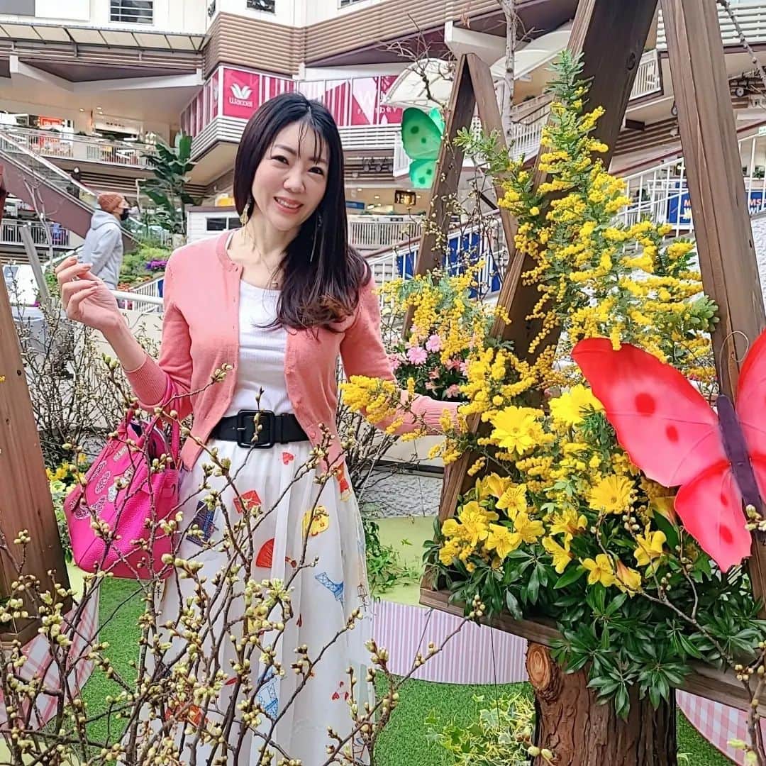今堀恵理のインスタグラム：「三井アウトレット大阪鶴見に行って来ました  @mitsuioutlet   3月26日～5月15日までスマイルフォトコンテスト開催中😍 「三井アウトレットパーク大阪鶴見」「大阪城公園」「花博記念公園緑地公園」の3施設で開催中 みんな投稿して素敵な商品をゲットしましょう😍  応募してから  大学生君とお買い物した😍 COACHで47300円の携帯やお財布など入るポシェットは16555円で買えたし ナイキスニーカーとか2999円とか激安‼️ 行かなきゃ損だよ  #スマパク #三井アウトレットパーク #三井outlet #三井アウトレットパーク大阪鶴見 #鶴見アウトレット」