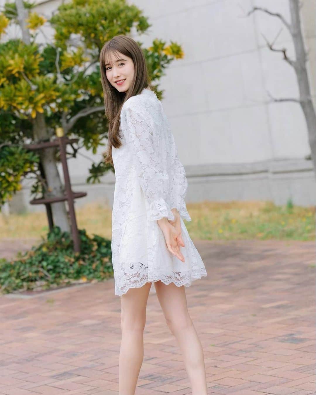 のインスタグラム：「𝓈𝒽𝑜𝓉𝓉𝒾𝓃𝑔 🌸  気付けばもう桜が満開でとても癒されます💐 もう少しで早くも3月も終わりますが 新年度もどうぞも宜しくお願いいたします🙇‍♀️  今夜の放送、思いを込めて頑張ります!🌙  #31sonsdemode #ワンピース #春 #春服 #春コーデ #shotting #springfashion」