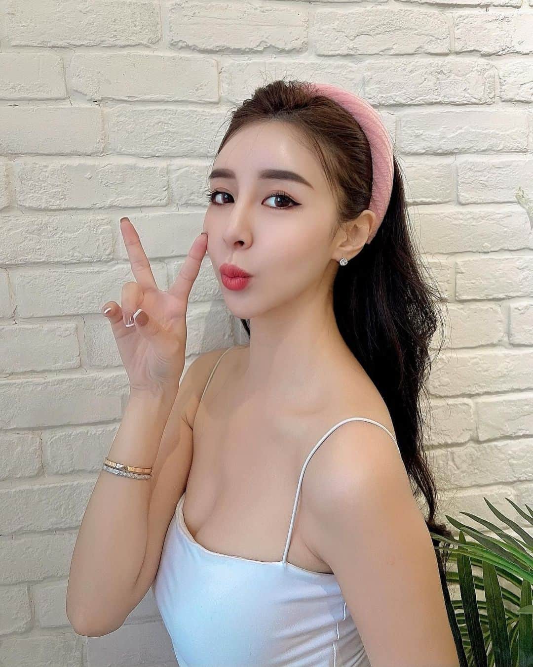 リタ（瑞塔兒）さんのインスタグラム写真 - (リタ（瑞塔兒）Instagram)「美好的星期一💘💘💘 Korea accessories @abover.shop ⛱🌼」3月28日 19時29分 - love_ritakao