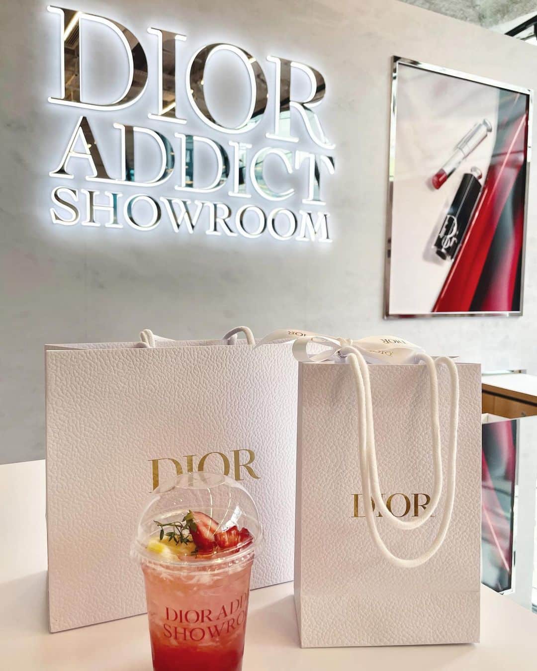 ちゃむのインスタグラム：「DIOR ADDICT SHOWROOM 💄 . . これは友達と行くべき🤝 だけど沢山買い物できたし 可愛いマカロンも買ってしまったし この後が楽しみだッッ🌸 . . . #Dior #DIOR #makeup #Shawroom」