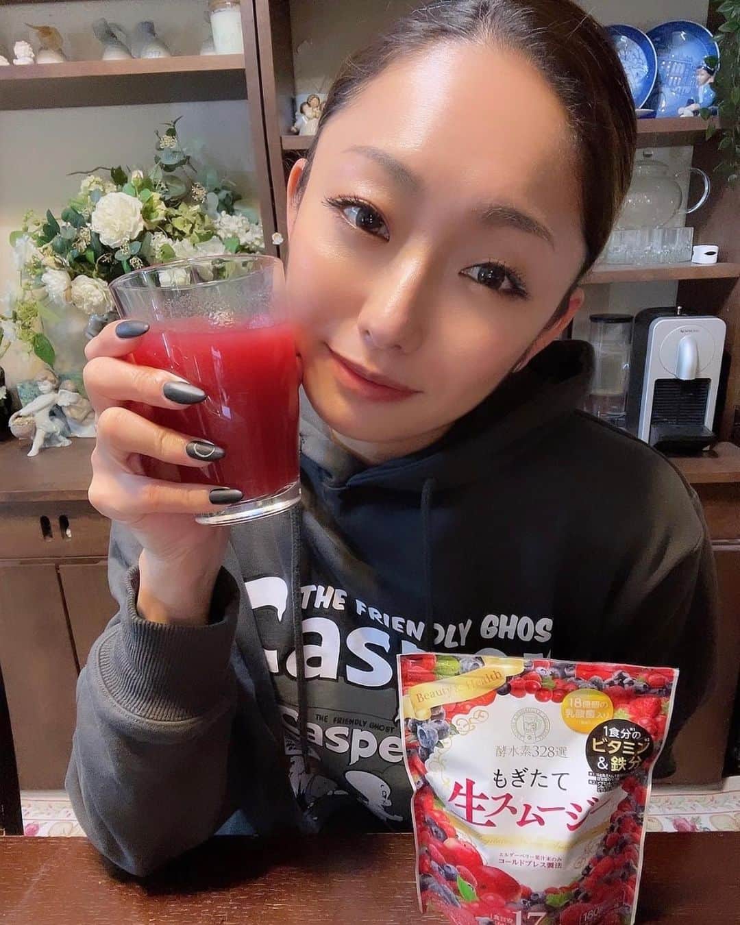 安藤美姫さんのインスタグラム写真 - (安藤美姫Instagram)「今日はもぎたて生スムージーを飲んでカロリーコントロール🫐🍓 食事前に飲んで食事量はいつもより減らしてみました😌👌 乳酸菌や鉄分なども配合されているスムージーで美味しいので幸せです😉☺️     #酵水素 #こうすいそ #酵水素328選 #もぎたて生スムージー #スムージー #生スムージー #鉄分 #乳酸菌 #置き換えダイエット #pr」3月28日 19時33分 - miki_m_ando0403