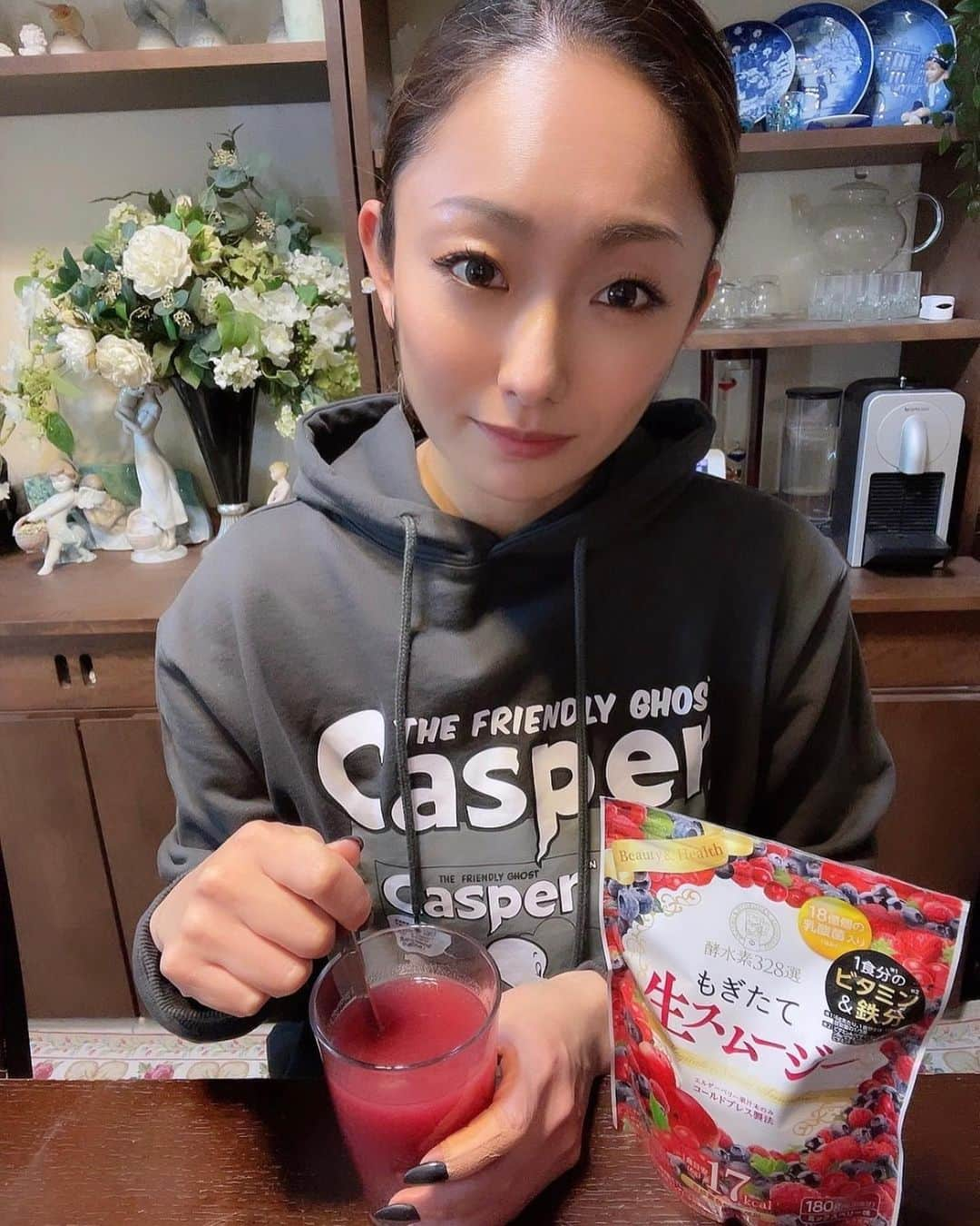 安藤美姫のインスタグラム：「今日はもぎたて生スムージーを飲んでカロリーコントロール🫐🍓 食事前に飲んで食事量はいつもより減らしてみました😌👌 乳酸菌や鉄分なども配合されているスムージーで美味しいので幸せです😉☺️     #酵水素 #こうすいそ #酵水素328選 #もぎたて生スムージー #スムージー #生スムージー #鉄分 #乳酸菌 #置き換えダイエット #pr」