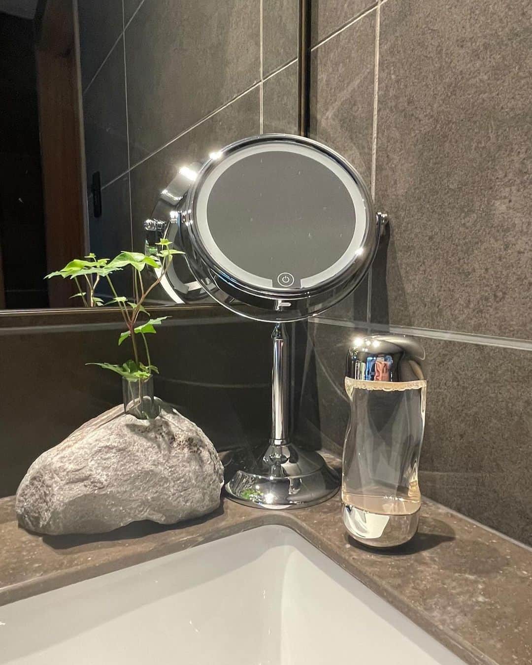 のインスタグラム：「ずっと使ってみたかった化粧水。 年齢を重ねるにつれて、スキンケアに対する拘りが強くなって、成分とか、口コミとか、使ったお友達のリアルな声とか、自分の中で納得いくまでリサーチした上で「よし！試してみよう！」と踏み込む。  このなんとも言えない形にもずっと惹かれてました😉 『イプサ　ザ・タイムＲ　アクア（医薬部外品）』を使ってみたかった理由は、"まるでゴクゴクと水を飲むように、肌に水分がぐんぐん角層まで浸透する" というのを見たから。 サラサラの水みたいなテクスチャーなのに、しっとりする感じがすごい👏 "環境が変わったときの肌変化にも寄り添ってくれる、お守り的存在"なので、私も先日の旅行に連れて行きました💼 コットンパックで使うのも私的に好きです🌿 ・ ・ ・ #IPSA #イプサ #ザタイムＲアクア #スキンケア #化粧水 #pr」