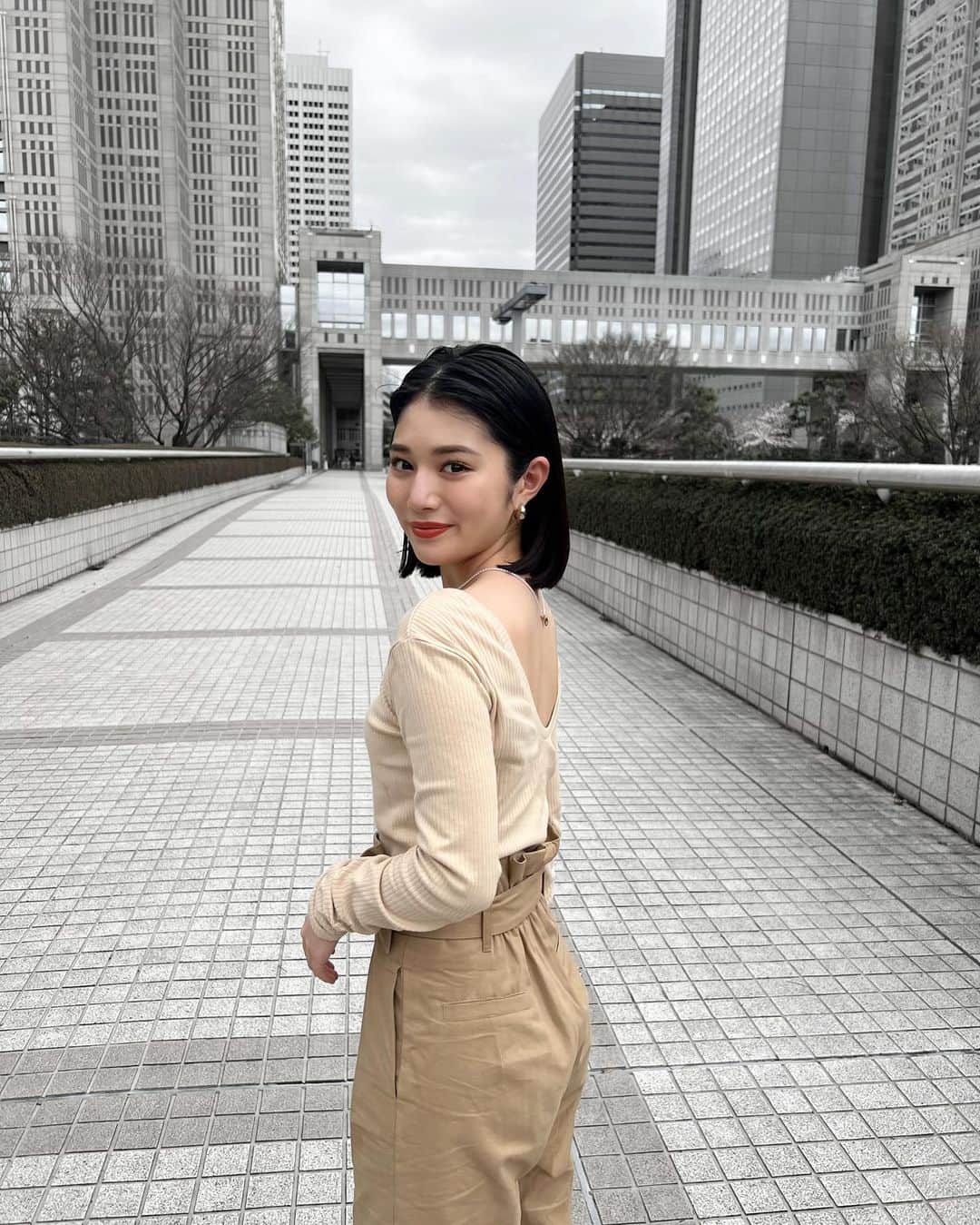 浪花ほのかのインスタグラム：「背中空きトップス♡♡♡ 普通のブラでも着れるのがポイント！😍  #ファッション」