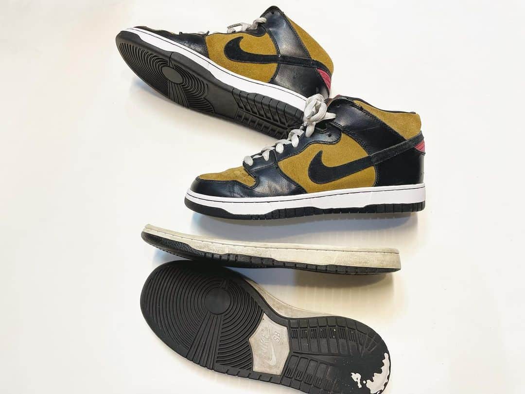 Sneaker At Randomのインスタグラム：「NIKE DUNK MID PRO SB  弊社で取り扱っているソールでリペアいたしました。  Nikeのダンクなど、 ソールが劣化している方は是非ご検討ください！  こちらのスニーカーは、ビールをイメージしたダンクみたいです。  お花見シーズン、真っ只中🌸 🍺と🌸は相性良いですよね。  #NIKE#ナイキ#dunk#dunksb #ダンク#スニーカー剥がれ#アンジェラスペイント#Angelus Paint#スニーカー好き#スニーカーアトランダム #スニーカー #スニーカー修理 #修理職人 #市川 #本八幡 #大阪 #心斎橋#sneakeratrandom #sneaker #shoestagram #repair」