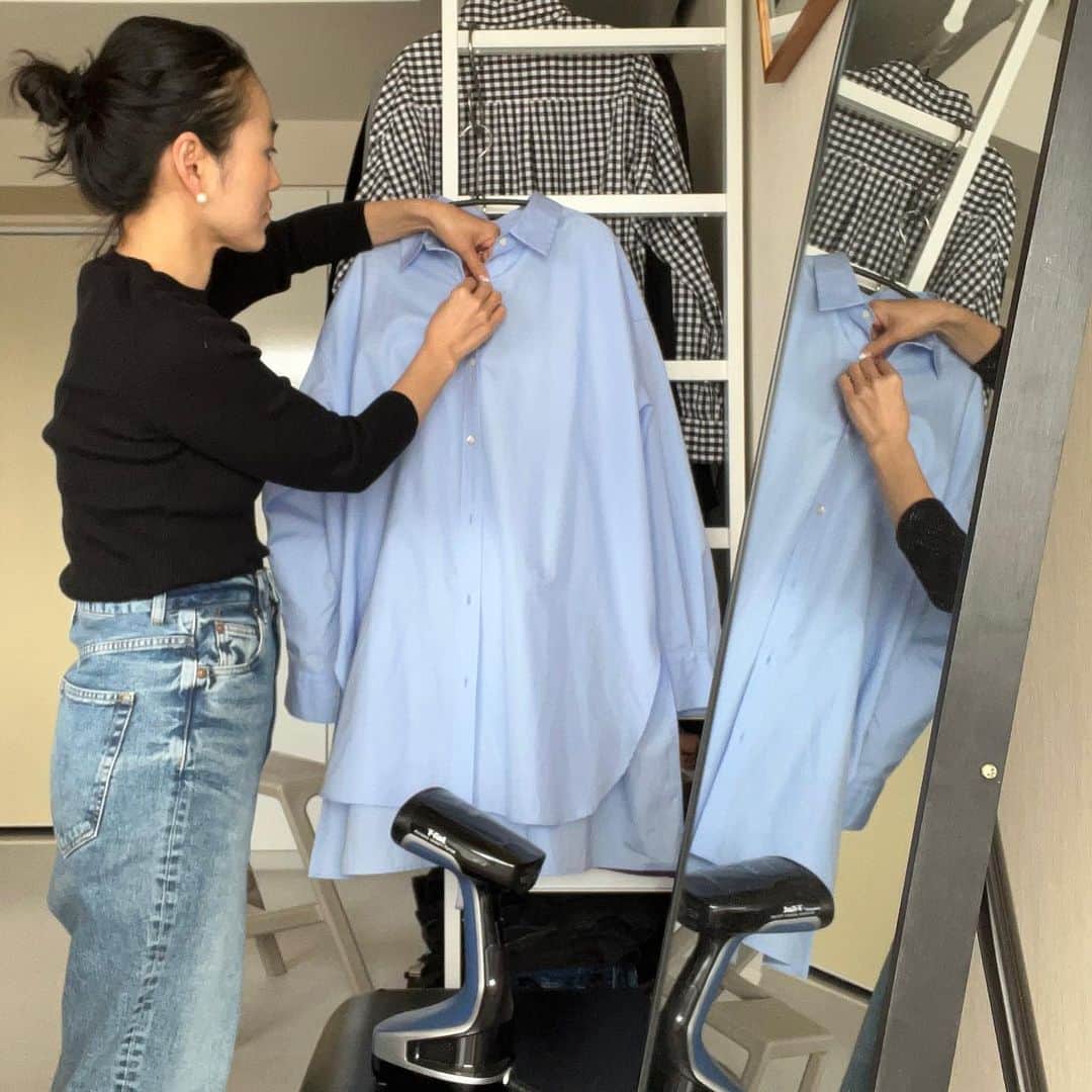 金子綾さんのインスタグラム写真 - (金子綾Instagram)「衣装部屋を一新したタイミングで @tfal_japan のスチーマーを。  バタバタする朝も、ものすごいスチーム力であっという間にシワが伸びる時短アイテム！ でも、ちゃんとデリケートモードとターボモードが選べて、大事な洋服を丁寧に扱うことも叶うなんて…  私にとっては、ブラックベースの見た目も、出しっぱなしでも気にならない 重要ポイント！  #衣類スチーマーはティファール #衣類スチーマー #アクセススチームフォース #パワフルスチーム #pr」3月28日 19時41分 - ayaaa0707