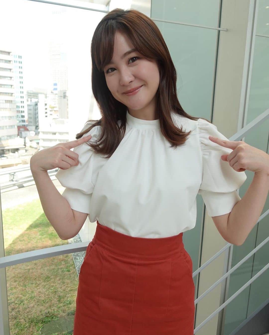 のインスタグラム：「冬休みで先週はお休みしてました🌸 . 休み中にはまった韓国ドラマ『#ユミの細胞たち』 毎日色々韓国ドラマみてますが、最近の中では一番のヒットかも…🥺💕#유미의세포들 見終わるのがこわくて、ちょっとずつみてます🧚 ドラマみてキュンを補給するの大事。 . 最近の衣装👗#ワイドスクランブル 1.2枚目 tops/skirt:@nostalgia_jp accessory:roomx601 3枚目 tops:@lanvin_en_bleu_official skirt:@naturalcouture_official accessory:@lanvin_en_bleu_official 4.5枚目 skirt:@naturalcouture_official accessory:@roomx601 6枚目 tops:@nostalgia_jp accessory:@roomx601 7枚目 tops:@naturalcouture_official skirt:@hdxuly accessory:@roomx601 8枚目 tops:@rawfudge_official accessory: ＠roomx601 9枚目 one-piece:@naturalcouture_official accessory:@roomx601  #林の朝ごぱん#朝ごはん#パン#パン屋#パン屋巡り#빵#🍞#カフェ #アナウンサー#아나운서 #衣装#ootd#fashion #服#コーデ#오오티디 #옷#韓国ドラマ#韓国好きな人と繋がりたい#韓国ドラマ好きな人と繋がりたい」