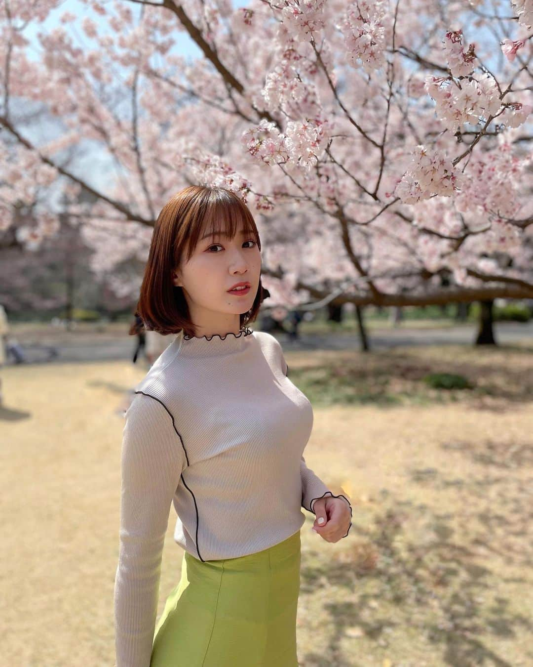 藤澤響花さんのインスタグラム写真 - (藤澤響花Instagram)「🛼🌸🍡  #新宿御苑#桜#さくら#満開#春コーデ#春服#公園フォト#公園デート#ポートレート#モデル#ショートヘア#トップス#緑コーデ#sakura#ootd#ɪɴsᴛᴀɢᴏᴏᴅ#love」3月28日 19時53分 - kyoka_fujisawa