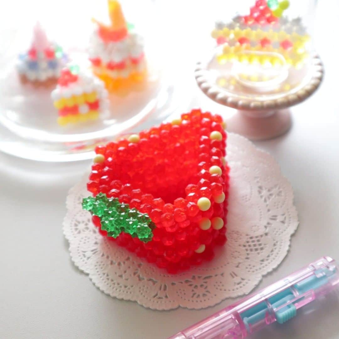 のインスタグラム：「アクアビーズでいちごの小物入れをつくってみました🍓  中に大切なものを入れることが出来ますよ✨  みなさんなら、何を入れますか？  #アクアビーズ #aquabeads #ビーズ #beads #おうち時間 #アクアビーズアレンジ  #いちご #小物入れ #宝物」