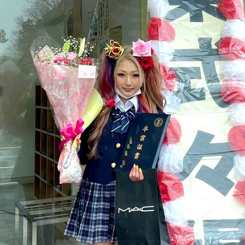 のインスタグラム：「㊗️じゅなちゃんJS卒業おめでとう㊗️   じゅなちゃんの小学校卒業式🎓にえりぴとまなぺこが参戦🔥  超ギャルギャルな制服姿が可愛すぎる〜🫠💖  中学生になってもギャル貫いてね‼️ 本当におめでとう🎊  #egg #エッグ #ギャルが一番かわいい #ギャルしか勝たん #小学生ギャル #JSギャル #卒業式 #卒業 #GAL #ぎゃう」