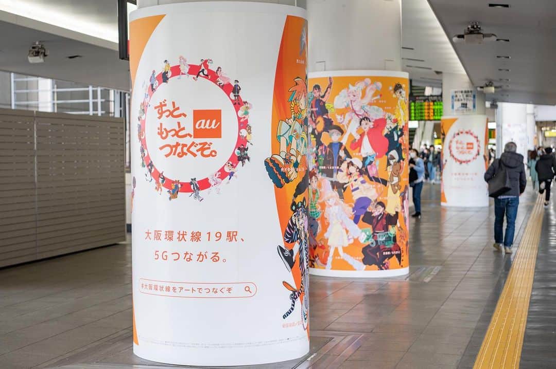au公式Instagramアカウントのインスタグラム：「#大阪環状線をアートでつなぐぞ 🎨✨  ／ 関西のみなさ〜〜ん！ もう作品はご覧になりましたか👀✨？？ ＼  auと19人のアーティスト、 そして大阪環状線19駅がコラボして 5Gの可能性や未来を表現したアートが 実際に車体や車内、大阪駅のホームで公開中🥳  乗られる際はぜひチェックしてみてください🚃  詳細はプロフィール画面のURLから @au_official   ....................................  #ずっともっとつなぐぞau  #大阪環状線線  #大阪  #未来 #アート #つなぐ  #イラスト #イラストレーター  #future #art #illustrator #au  #kddi #5g  #au5g」