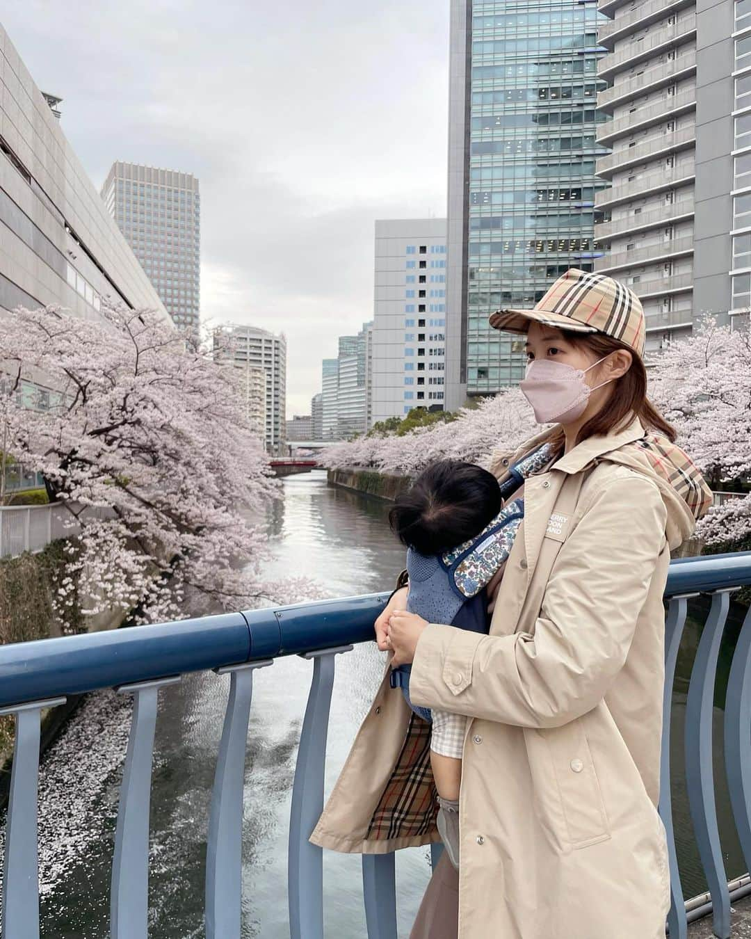 葉加瀬マイさんのインスタグラム写真 - (葉加瀬マイInstagram)「桜満開ですね🌸 歩いてても幸せな気分になれるこの桜の季節が大好き😘💕そして桜を見ながらのたこ焼きは最高です🐙 たこ焼き食べたのに、私はパスタ、あさこはかつ丼追加で食べてたの私達らしいよね😹 お花見の後もあさこが息子とたくさん遊んでくれました❤️夕方からの、子供にご飯用意して食べさせて片付けてお風呂入れるという時間、ワンオペだと本当に大変で、その時間誰か大人がいてくれたら本当に助かるので感謝🙏❤️  #お花見　#桜 #sakura #子育てママ #男の子ママ #令和3年ベビー　#バーバリーコーデ #burberrytrench #burberry」3月28日 20時11分 - m.hakase