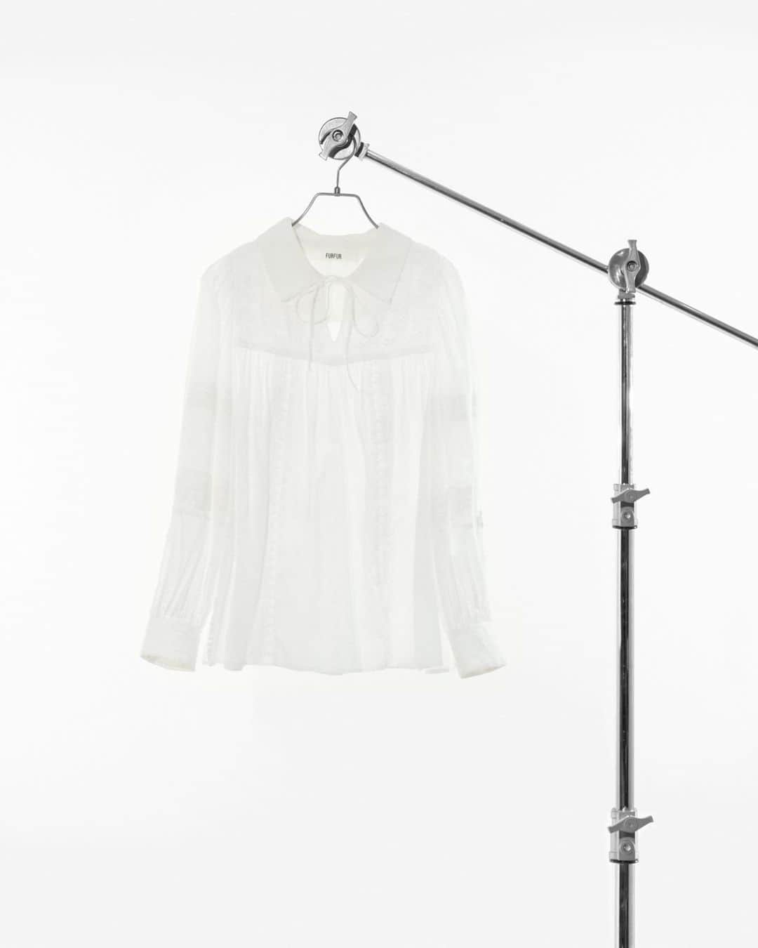 ファーファーのインスタグラム：「【EDIT】 TOPS VARIATION ワードローブに加えたいデイリートップス  毎日選ぶ洋服の中で、 今日も着たい、と思わせるもの。 お手入れ簡単、組み合わせも自由。 なんといっても気分が上がる。  ワードローブに加えたら、 活躍頻度が高くなること間違いなしの デイリートップスを集めました。  -embroidery smock blouse- 繊細なインド刺繍を施した薄手のスモックブラウス。 様々なスタイリングに合わせやすいように 脇スリットが入っているのでインでもアウトでも。 クラシックな装いにも合わせやすい一枚。  Blouse ¥17,600  @furfur_official @furfur_official_staff  #FURFUR #ファーファー」