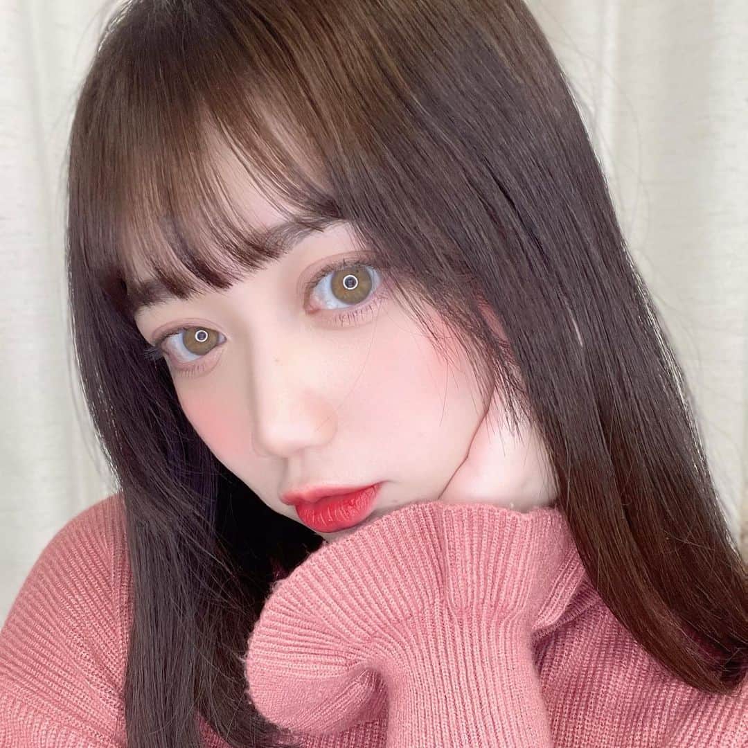 のインスタグラム：「新感覚の日焼け止め🌺⁡ ⁡ ビオレUV アクアリッチ アクアプロテクトローション（水層パックUV) @bioreuv_jp   ⁡ 日焼け止めって塗ってる感じがあって重たく感じてしまったりしてたけど、この日焼け止めはまるで水のように“すーっ”としたテクスチャーで、塗り広げると“ぴたっ”とパック感に変化し、肌になじんだことが実感できる「新感触の日焼け止め」なの♡⁡ ⁡ ⁡ 今までの日焼け止めは白浮きするイメージがあったんだけど、肌と一体化しなじむので本当に白浮きせず、黒い服やマスクにも白移りしないし、花粉で肌が乾燥してて悩んでたけど、肌がうるおってメイクののりまでアップしてくれるところがお気に入り🤔⁡ ⁡ ⁡ #日焼け止め⁡ #ビオレUV ⁡ #水層パックUV ⁡ #紫外線対策⁡ #スキンケア⁡ #bioreuv_pr」