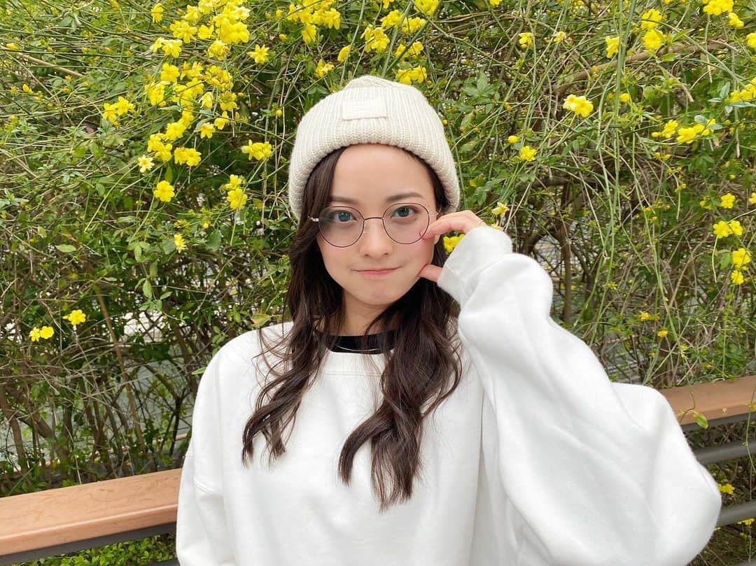川瀬莉子のインスタグラム：「. 顔ハートを初めてやった!! これ合ってるの？🫠 袖が良くないよね？笑」