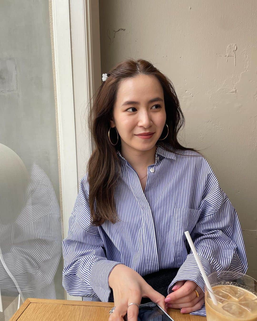 のインスタグラム：「. 休日のカフェでお仕事day☕️ この季節は特に外出したくなるよねぇ。  久々にブリーチ無しだけど 少し明るくしてもらって気分も上がってる💕 色抜けるの楽しみだなぁ😚🪞✨」