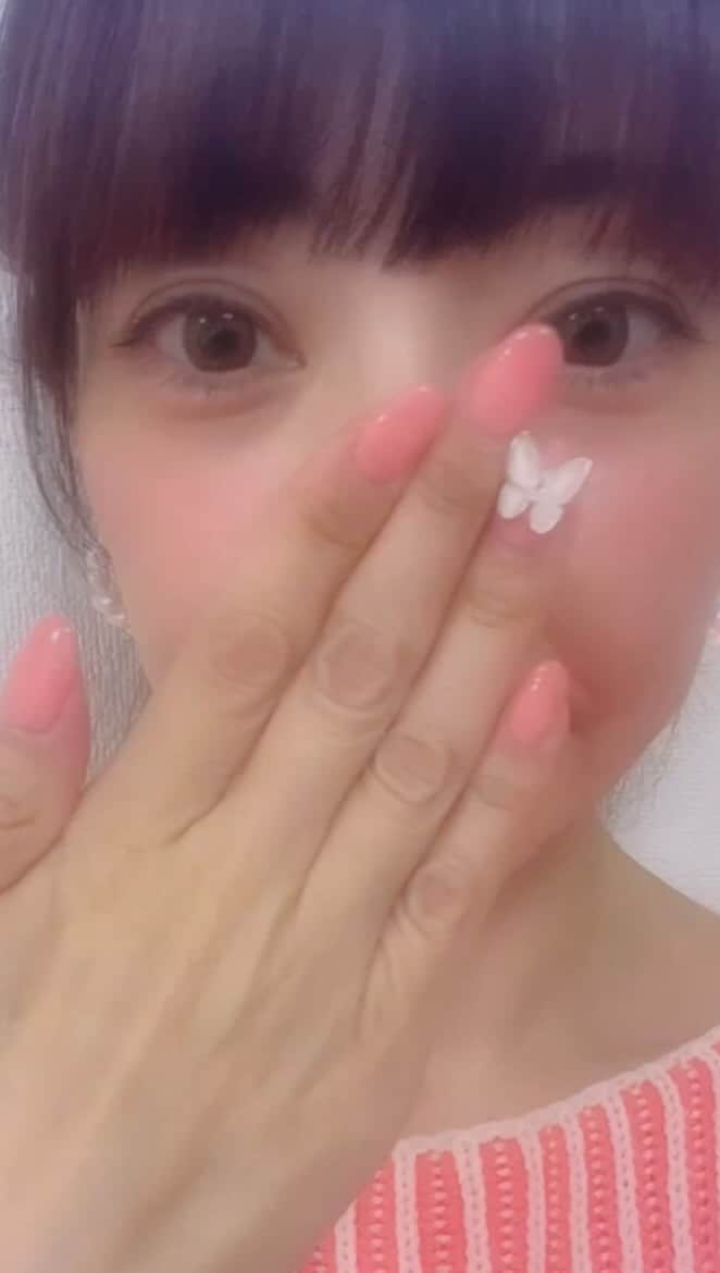 鴻上久美子のインスタグラム：「🦋🌸 今日のくみこ〜  #鴻上久美子 #こうがみくみこ #春  #spring  #ちょうちょ  #お花 #赤リップ  #ピンクが好き💕」