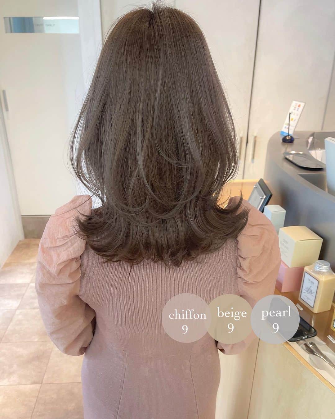 大木光のインスタグラム：「○サロンワーク　お客様style. オーダーの多い ミディアムレイヤー ✂︎  #ワンカールで可愛くなるヘア  保存して美容室のカウンセリングなどでご活用下さい🙌  sᴡɪᴘᴇ ▷▷ ヘアカラー詳細  お客様の女性像やlifestyle、されたい雰囲気に合わせてレイヤーをデザインし ワンカールで決まるエフォートレスなスタイル  普段ぐるぐると巻いたりされない方や お忙しい方、簡単に綺麗になりたい方など にもお勧めできるヘアスタイルです♪ . 抜け感のあるヘアスタイルこそ"作り込む"事が大切！ . 【大木光のご予約に関して】 インスタトップのプロフィールURLより承っております。   #ベージュカラー#ミディアム #レイヤーカット #ミディアムレイヤー #レイヤースタイル#外ハネ#くびれレイヤー#レイヤー #アッシュベージュ#淡色女子 #淡色ベージュ」