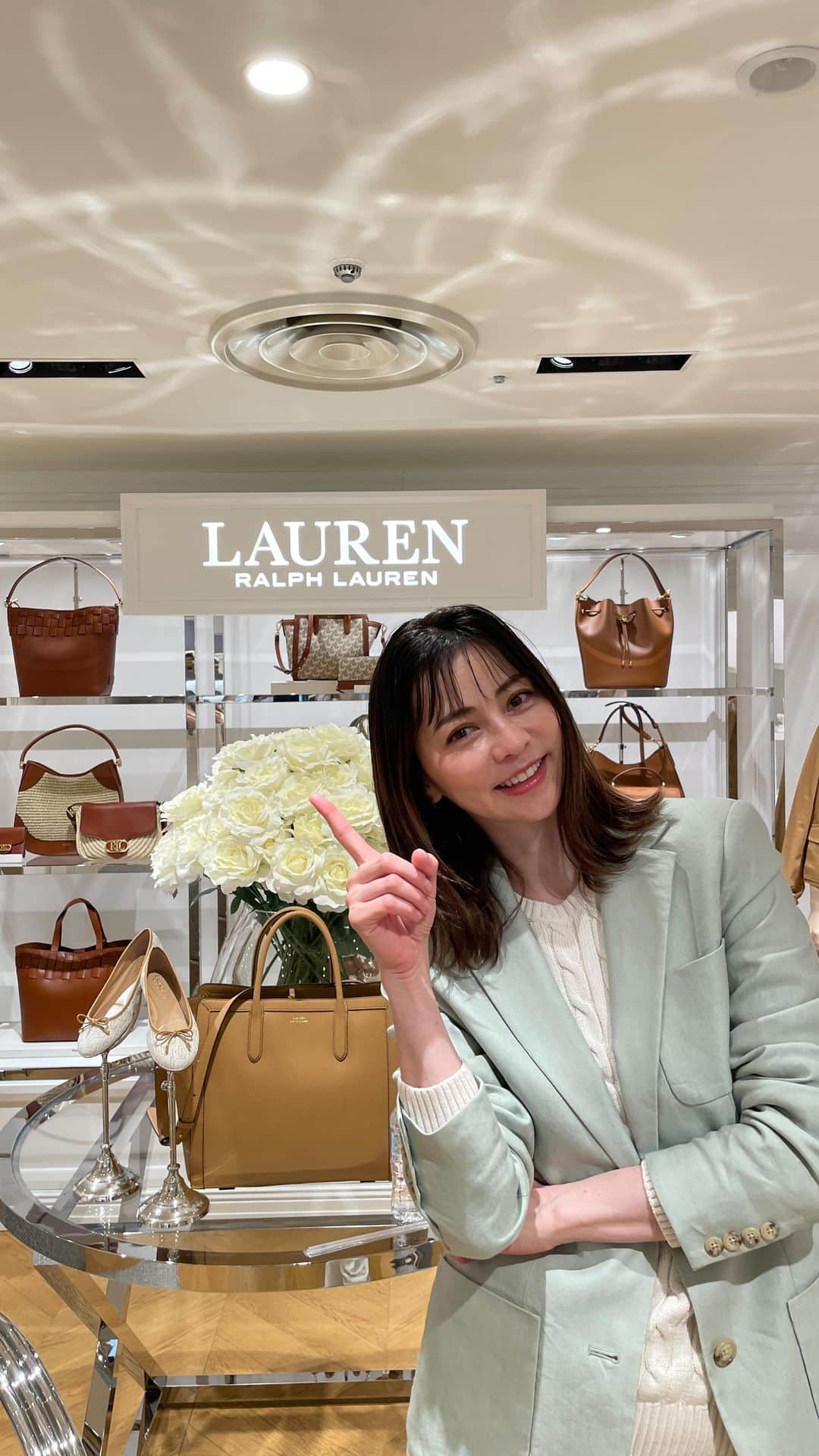 のインスタグラム：「・ 香里奈×ローレン ラルフ ローレン×GINGER インスタライブ@Matsuzakaya Nagoya  松坂屋名古屋店の本館4階にオープンした「ローレン ラルフ ローレン」でインスタライブを実施！  ラルフ ローレンの世界観にあふれたスタイリッシュな空間、今シーズンおすすめの注目アイテム、オープン記念アイテムなど、気になるトピックスをご紹介しました！  #香里奈 #LAURENRALPHLAUREN #GINGER #GINGERmagazine @karina_official_221 @LAURENRALPHLAUREN @matsuzakayangy」