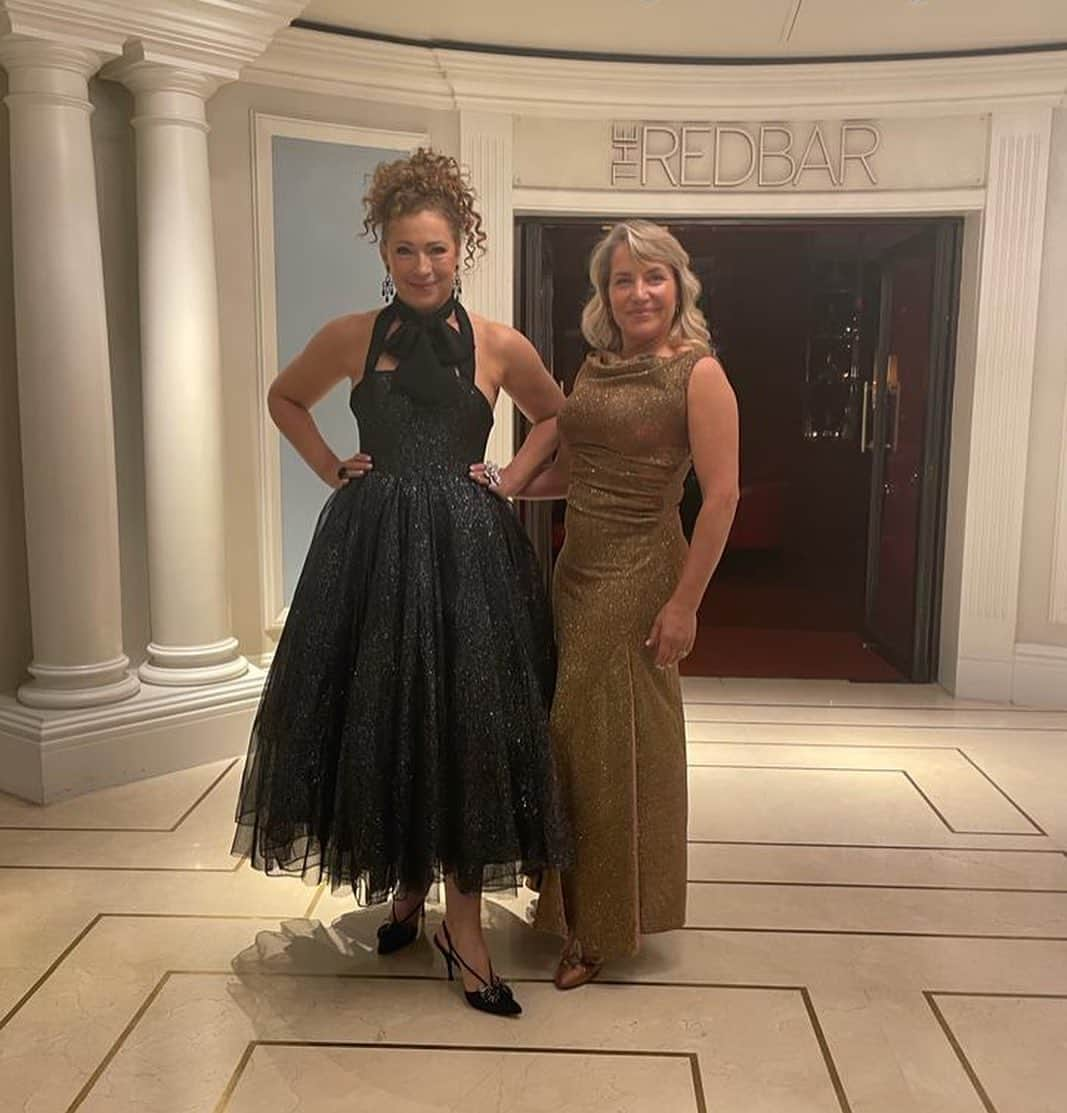 アレックス・キングストンさんのインスタグラム写真 - (アレックス・キングストンInstagram)「Feeling super happy after meeting @cje_official to discuss the style of dress she would create for Teens Unite Charity “Strictly” Fundraiser….and I am thrilled with the result 👍🏼❤️❤️❤️💋💋💋💋💋Thank you so much」3月28日 20時57分 - alexkingstonofficial