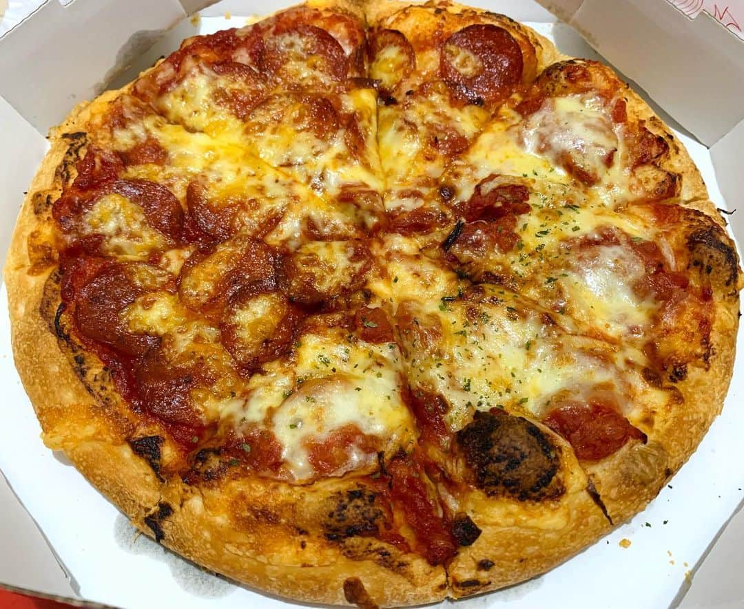 のインスタグラム：「ありがとう❣️ピザハットさん(๑′ᴗ‵๑)🍕 引越し前でもうご飯も作れないからめっちゃ助かる🙇‍♀️ 最早テーブルもお皿も何もない部屋でいただく大好きなペパロニ・シュプリーム✨ ピクニック気分でなかなか楽しいな🤣 明日夕方には電化製品が全て無くなるのでもっとガランとするだろう。 韓国には持って行けないから、2年弱しか使えなかった💦」