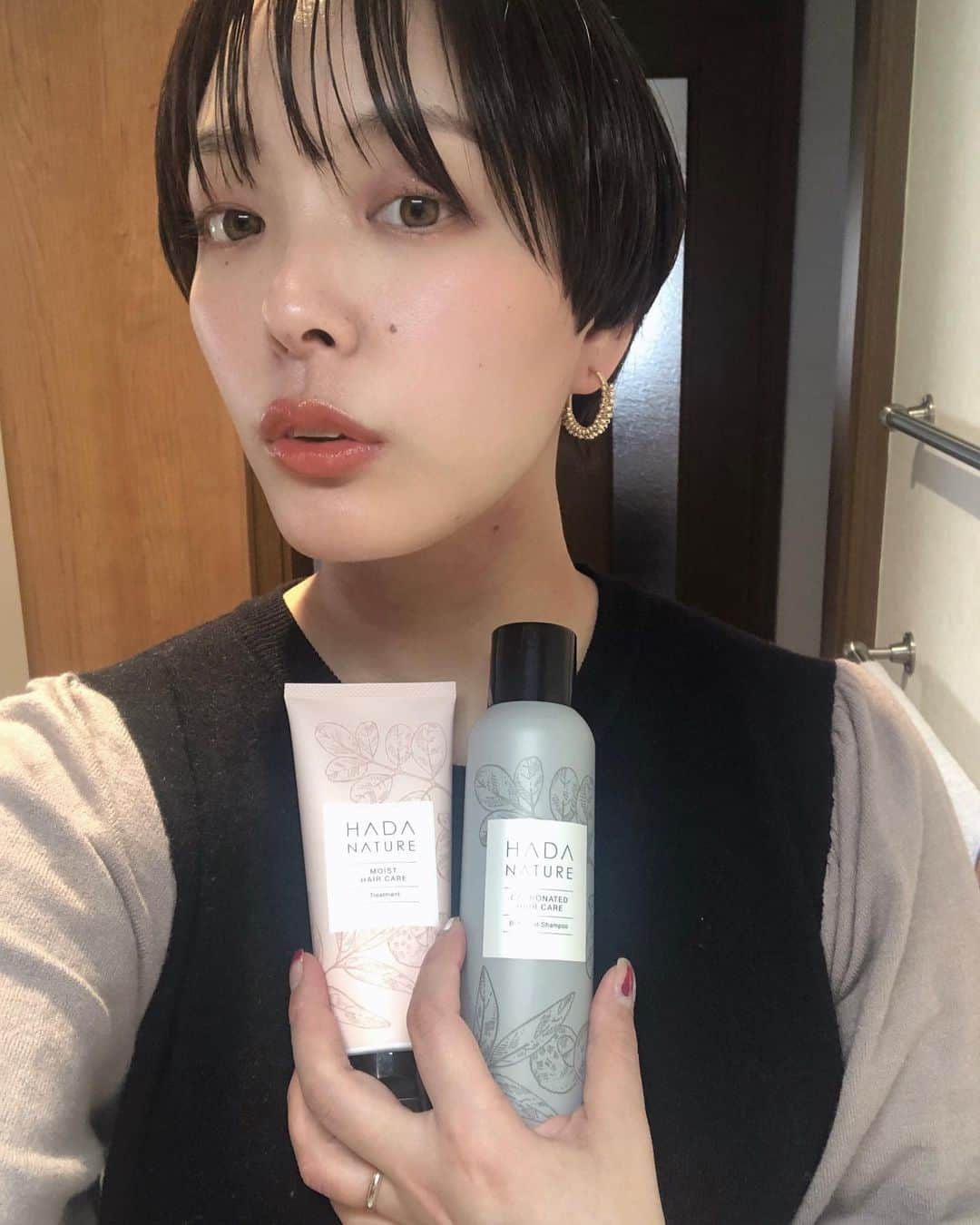 lily112988さんのインスタグラム写真 - (lily112988Instagram)「: shampoo 🧴‎◌𓈒𓐍 . . ショートあるある？？  頭皮のニオイが 気になるようになってᯅ̈՞ ՞ ロングの時は 髪の毛の匂いでかなり誤魔化されてたんだなぁ💭💭  そんなわけで ＜スカルプケア＞ めちゃめちゃ頑張ってます❤️‍🔥❤️‍🔥❤️‍🔥  高濃度5000ppmの炭酸で 自宅で炭酸ヘッドスパができちゃう @hadanature_official 🫧🫧  頭皮になじませやすいように 最初は半液状の泡🫧 とろんとした泡だからちょっと不安になったけど☜ マッサージしていくと簡単にモコモコ泡になったよ✌️  サロンでヘッドスパしたみたいなスッキリ感にびっくり！！ 週一くらいで使えたらいいかな〜と思ってたけど、 一度使ったら病みつきに🤤 旦那も使い始めたので定期にしましたw . . . @hadanature_official  #肌ナチュール #肌ナチュール炭酸シャンプー #ヘッドスパ #炭酸ヘッドスパ #炭酸ヘッドスパシャンプー #hadanature #hadanature炭酸ヘッドスパシャンプー #美髪 #美髪ケア #頭皮ケア #頭皮マッサージ #頭皮の匂い #山p #山下智久 #頭皮クレンジング #pr」3月28日 21時02分 - lily112988