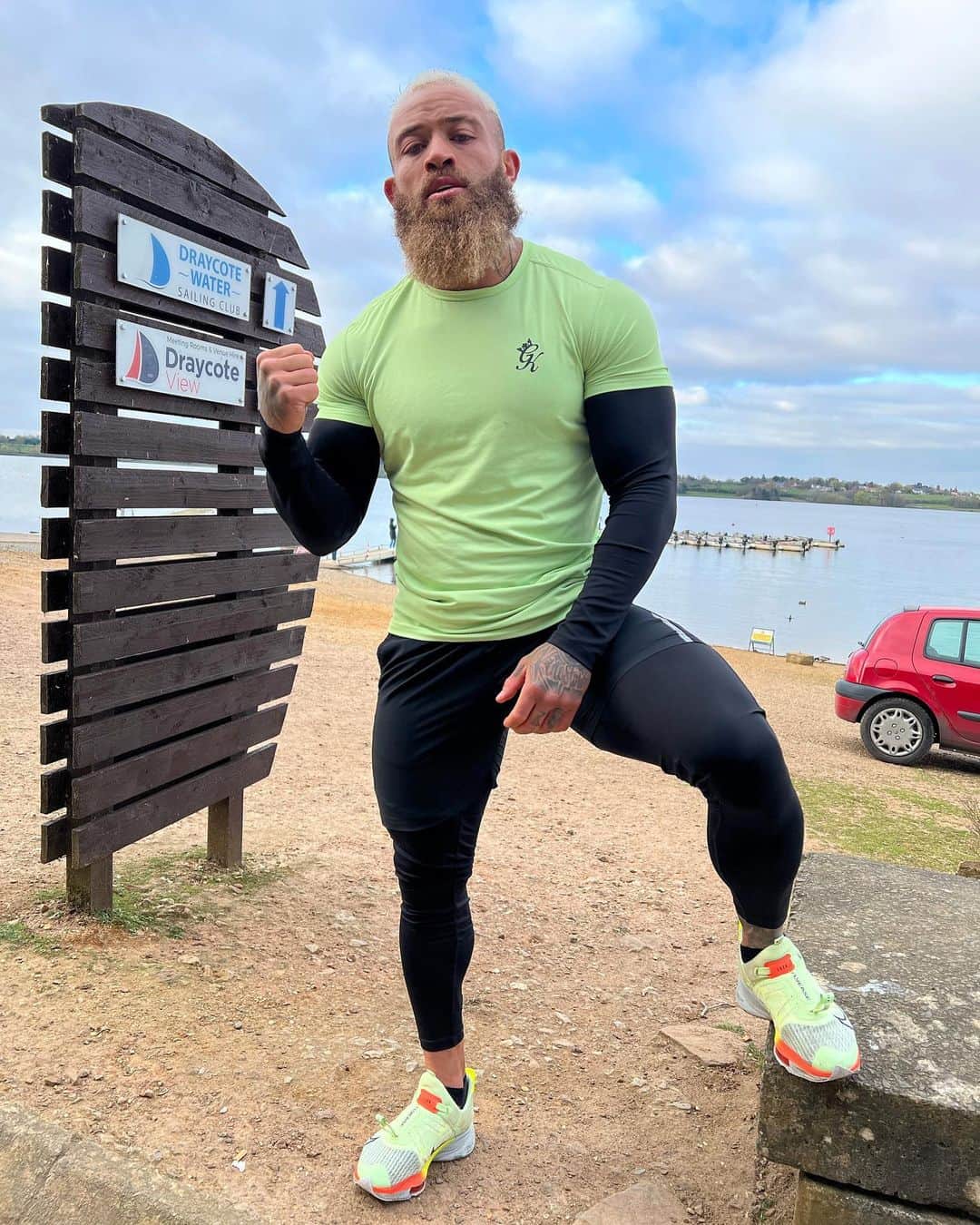 アシュリー・ケインのインスタグラム：「𝙀𝙭𝙘𝙪𝙨𝙚𝙨 𝙨𝙤𝙪𝙣𝙙 𝙗𝙚𝙨𝙩 𝙩𝙤 𝙩𝙝𝙚 𝙥𝙚𝙧𝙨𝙤𝙣 𝙩𝙝𝙖𝙩’𝙨 𝙢𝙖𝙠𝙞𝙣𝙜 𝙩𝙝𝙚𝙢 𝙪𝙥. ☝🏾  I ran another marathon ‘plus’ this Sunday with a 28 mile circuit completed. Today, I’m dragging myself out for another solo 20 miles as my training plan simply says ‘70 mile week ahead’. That means, I’ve simply got to get out and get it done. 😤  I could think of many reasons today why ‘I can’t’ but on the weekend of the 23rd/24th, that 100 mile road won’t give a f*ck about those excuses, or my pitty party. It will be long, it will be gruelling and it will be unforgiving - just like life. And just like life, if you hold a pitty party every day and you fail to prepare for what’s coming. You are just preparing to fail. 😖  I want to go into this 100 mile ultra marathon next month with no excuses… Just hard work, a hard mentality and hard belief that I will get it done! 💯  It’s time to wake up my people, awaken the beast inside and take sh*t to another level. It’s game on, it’s go season. Who’s ready? 🤷🏽‍♂️  IT’S MONDAY… LET’S F*%CKING GO! 🦁」