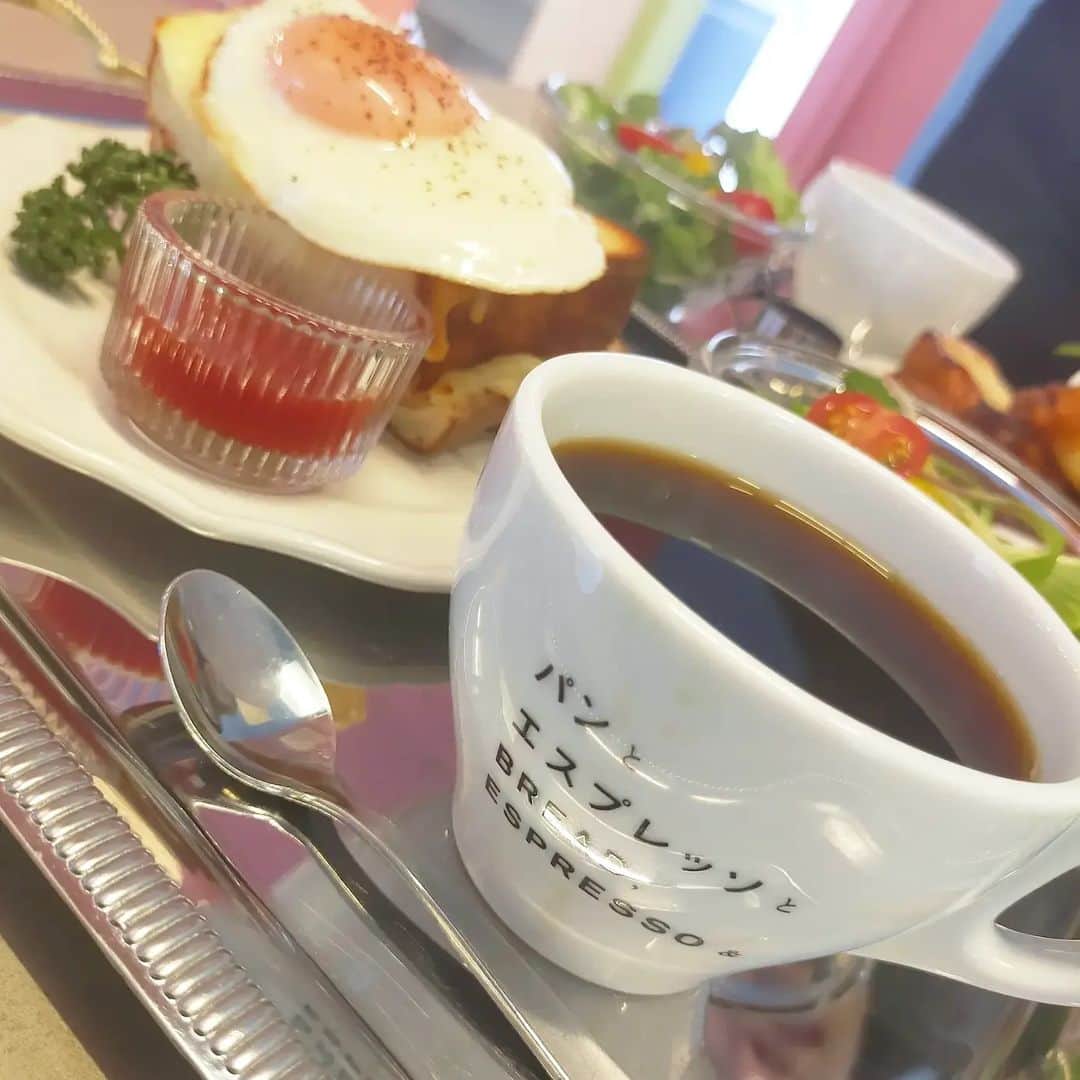 中島彩のインスタグラム：「@junkissa_panesu でモーニング🍴💕 数年ぶりに会えた @na.o.ko.16 ちゃんと...❤️ 圧倒的な透明感と肌の白さにうっとりしながら、久しぶりなこと忘れるくらいおしゃべり🥰 映えるカフェでゆったりモーニング❤️朝から楽しい時間..❤️ いつか一緒に旅行🇰🇷できる日を願って.. 🤭  #パンエス  #モーニング  #朝活 #東京旅行 #旅行記録 #原宿カフェ #原宿モーニング」