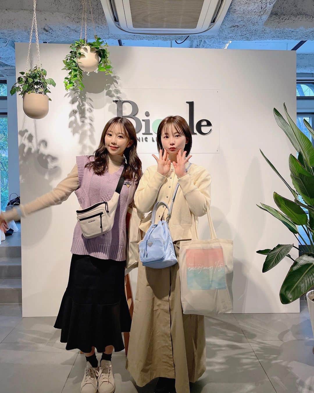 のインスタグラム：「@biople フェスに まなてぃ @manatmnt0116 と行ってきたよ😊  作った人の想いやこだわりが詰まった商品ばかりで本当に素敵✨ オーガニックで身体の外側、内側どちらからも綺麗になれるように頑張ります❤︎  いろいろな商品試してみよう☺︎  #biople #bioplefes #オーガニック #オーガニックコスメ」