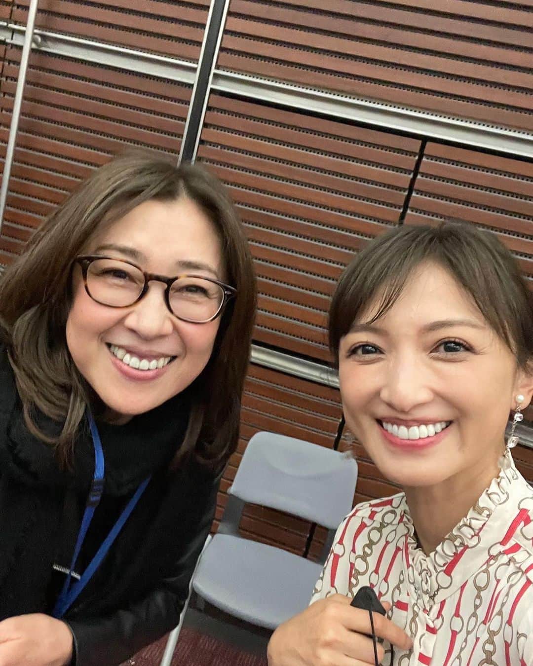 小西美穂さんのインスタグラム写真 - (小西美穂Instagram)「． モッチー、ズムサタ卒業おめでとう！ 17年半、本当におつかれさまでした。 ズムサタ卒業生の私…。 モッチーとの5年半は 濃い思い出ばかりでした。 ⁡ オンエア終わった後、 日テレ食堂での朝ごはんタイム。 モッチーは豚汁定食。 私は卵かけ納豆ご飯を必ず食べてたこと。 ⁡ 小西家でのたこパ。 ライブも行ったね。バーゲンも行った！ ⁡ どれもこれも本当にたくさんの優しさと 笑いに溢れた思い出ばかり。 ⁡ モッチー、やりきったね。 敬意を表します。本当にありがとう。 これからの活躍も応援してます。  #ズムサタ #卒業 #モッチー」3月28日 21時31分 - mihokonishi69