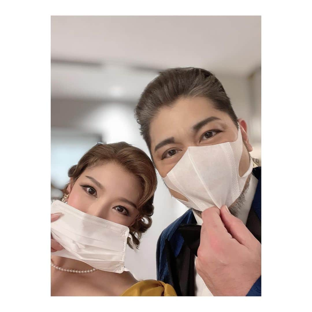 瀬奈じゅんさんのインスタグラム写真 - (瀬奈じゅんInstagram)「⁡ ⁡ 連投失礼致します。 お待たせ致しましたー、愛しのアーロン・岸祐二さま！ ⁡ 何かね……今更兄とラブソングって気恥ずかしいのよ。 しかも今まで共演させて頂いた作品では、いつも命を狙われてる役でしたしね笑。 ⁡ でも本当にお稽古場からたくさんお世話に……いや、笑わせて頂きました。 そして劇中では大きな愛で包んで下さり、感謝してます……本当です笑。 ⁡ またいつかご一緒出来ますように！ ⁡ ⁡ #カーテンズ #岸祐二 さん #アーロン #ええ声 #ずっと誰かのモノマネしてる #感謝してます #本当です 笑 ⁡ #マスク小っさ」3月28日 21時31分 - junsena_official