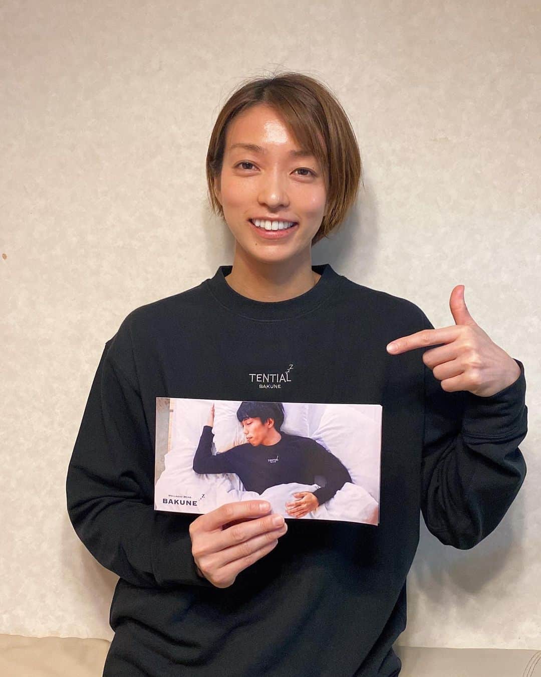 篠崎澪のインスタグラム：「TENTIALさんから リカバリースリープウェア『BAKUNE』 を提供していただきました。 ありがとうございます🙇‍♂️ ⁡ ウェアは素材感もよく、 着心地最高です💯 ロゴの💤が可愛くて気に入ってます😚 これからハードな戦いが続くので しっかりコンディション整えたいと思います⛹️‍♀️ まずは質の良い睡眠から😴 ⁡ #TENTIAL #BAKUNE #リカバリースリープウェア #提供」