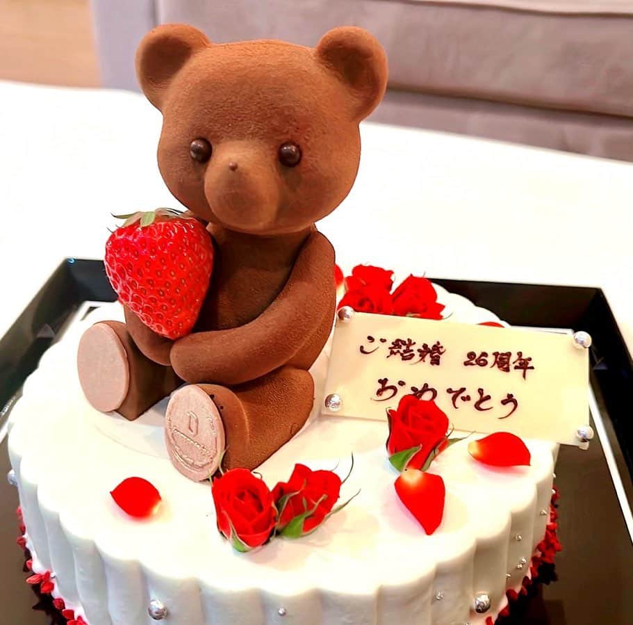 渡辺美奈代さんのインスタグラム写真 - (渡辺美奈代Instagram)「結婚記念日のケーキ  #くまさん🧸 #ショートケーキ #結婚記念日 #26周年」3月28日 21時38分 - watanabe_minayo