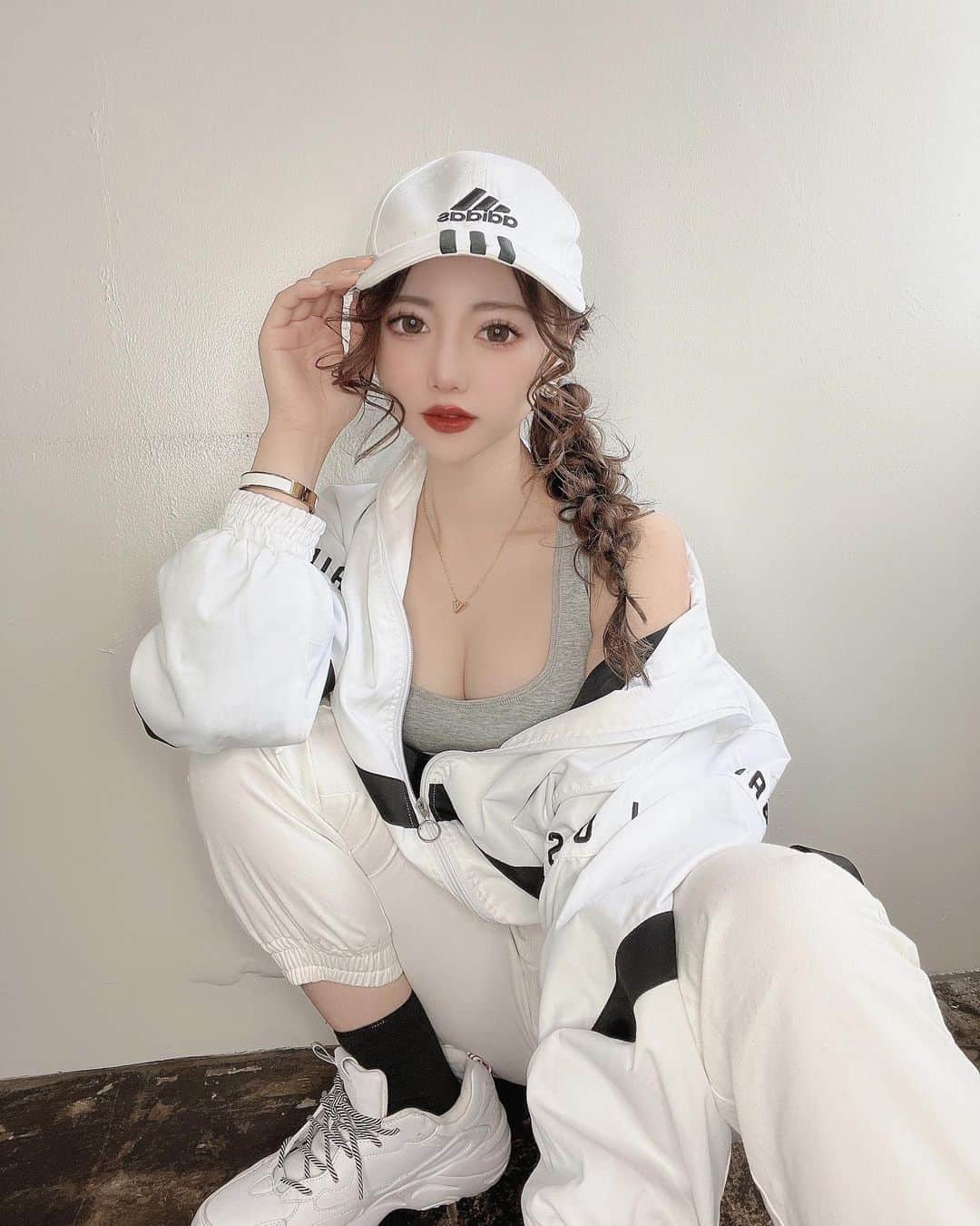 のインスタグラム：「カジュアル系はどうですか？⚾️📣✨  #撮影#撮影データ#サロモ #カジュアルコーデ#adidas #スニーカー#キャップ女子」