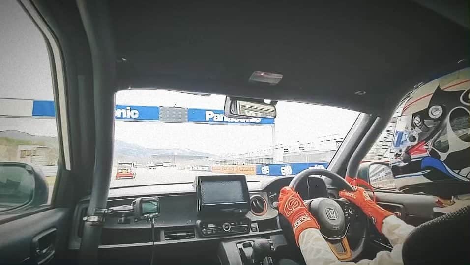 下村真由美のインスタグラム：「お久しぶりな🎥🚗🌬  出来た事は次に繋げて、反省する所は次に起きない様に気をつける☝️ ゴルフと一緒⛳️🏁✨  今年初のレースは4月9.10日の富士🚗🚗🚗✨ 4シーズン目❣️ 頑張ります😊」