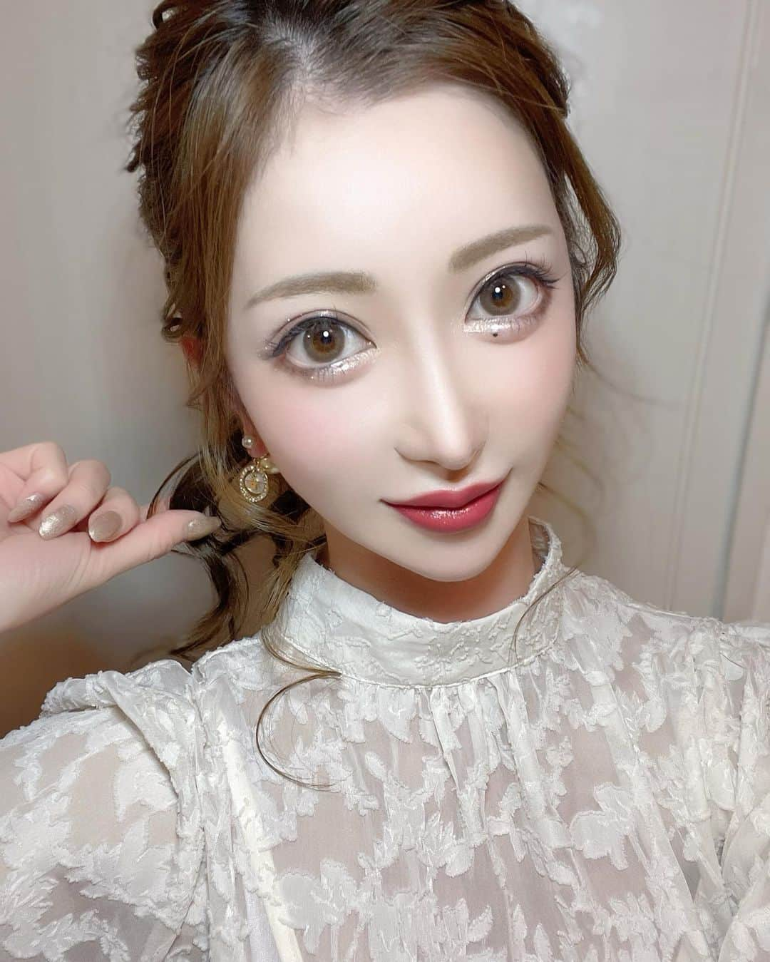 松山英礼奈さんのインスタグラム写真 - (松山英礼奈Instagram)「@salonb_gotanda  で久々にHIFUと顎下脂肪分解液導入 してもらったよ🧚🏻‍♀️🪄  私の骨格とお肉のつき方的に 顔細長くなっちゃうから HIFU全顔はしない方が良い ってアドバイスしてもらったの🥺✨  これした方がいい しない方がいい ってちゃんと丁寧に説明してくれるから いつも安心して行ってるよ🥰🧡✨  お肌の悩み・痩身・体質改善 何でも相談してみてね🐣  最近よく聞かれるんだけど、 艶々陶器肌は バイオニックセルサーしてるよ🧖🏼‍♀️🤍✨  お肌褒められるの嬉しい🥰💖🌸✨  #salonb_gotanda #salon #gotanda  #サロンB #五反田 #艶肌 #陶器肌 #くすみ #毛穴の開き #赤ら顔 #たるみ #乾燥肌 #シミ #シワ #バイオニックセルサー #ハーブピーリング #剥離なしハーブピーリング #ノンストレス #健康肌 #美白 #美容 #敏感肌 #ニキビ #ニキビケア #スッピン #老化防止 #肌悩み #代謝アップ #痩身 #diet」3月28日 21時59分 - hiiiiiiii0802