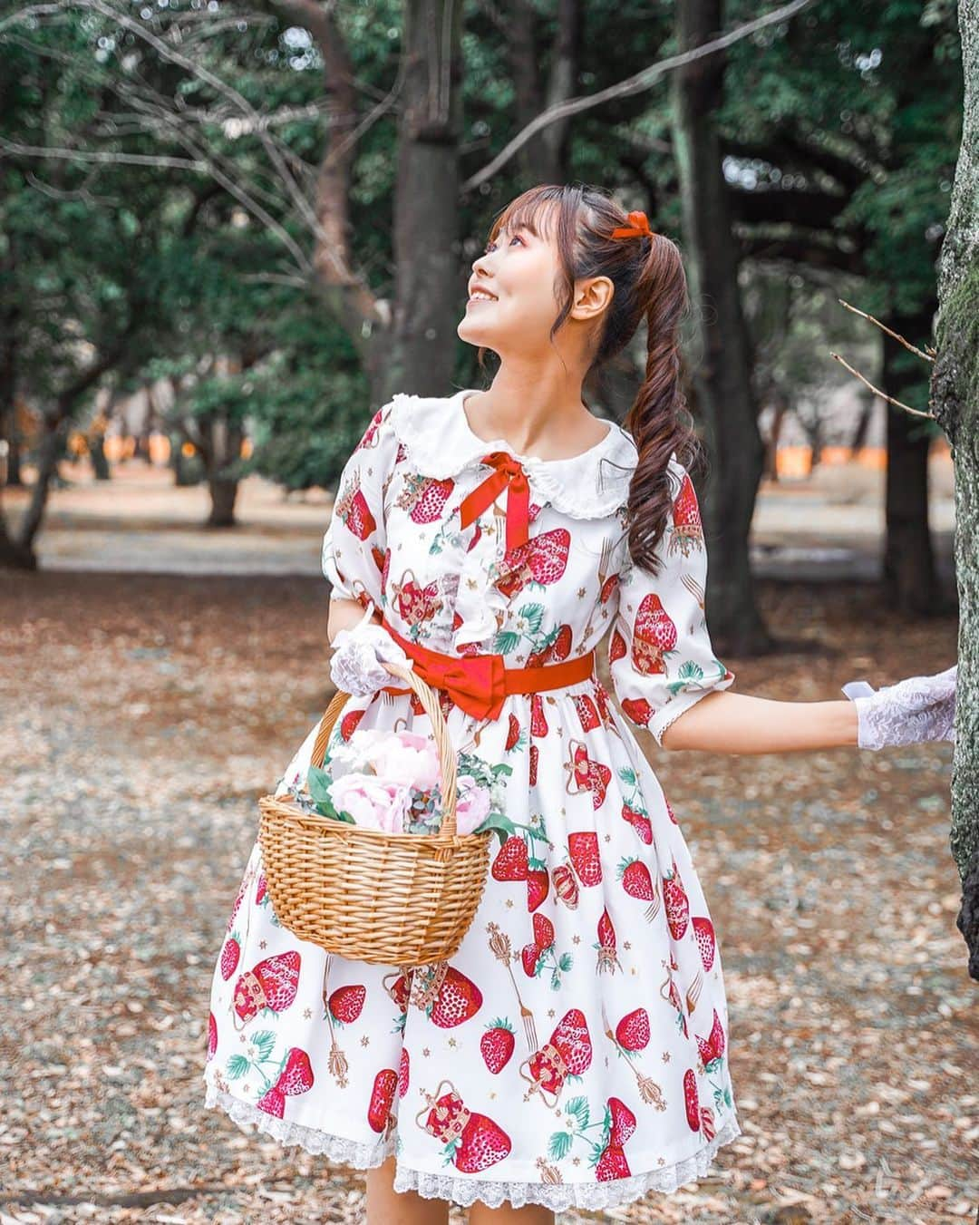 月森楓のインスタグラム：「It's like being a heroine in a picture book. My favorite picture.  I would love to be a heroine in your story too.  Camera Hana Hoshino #idol #soloidol #japanesegirl #kawaii #lovely #japaneseidol #kaepyon #forest #strawberry #harajukufashion #rolita #angelicpretty」