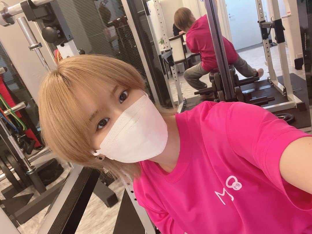 末吉咲子のインスタグラム：「. . . . 最近、パーソナルジムの @lim.japan に通ってます🔥 やっと自分自身のために使う時間と余裕が出てきたので、 ずっと前から気になってた姿勢の矯正や体力面の強化のために努力します✊🔥 ・ 運動は嫌いだったけど、トレーニングはすごく楽しくて、最近では筋肉痛が来ると嬉しいくらい😂笑 ・ マンションの一室で完全プライベートで、定額の通い放題や、コースも豊富なので、パーソナル考えてる方にはおすすめです👍 ・ @akira_workout53 さんいつもありがとうございます🙇‍♀️」