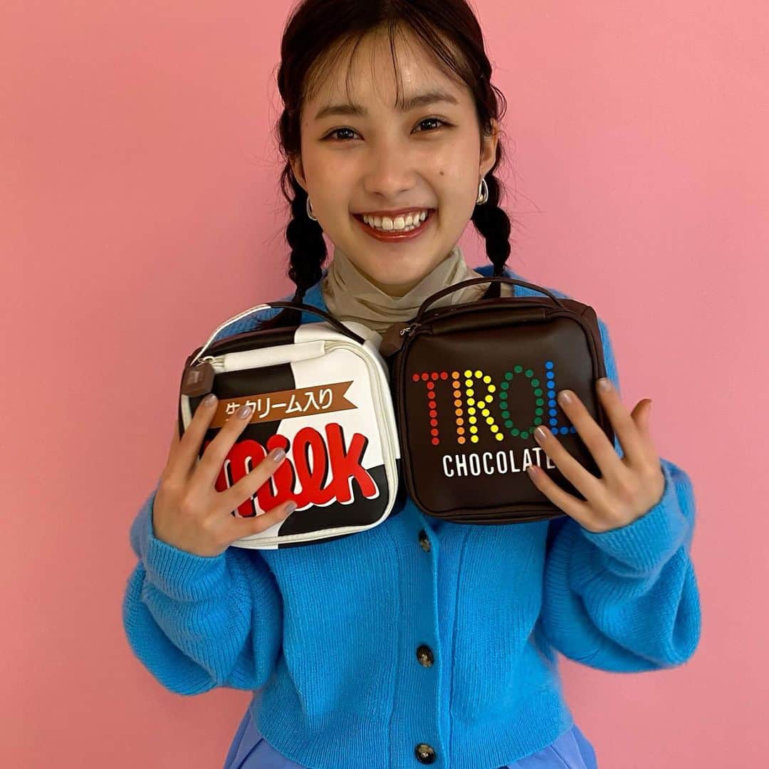 高橋有紀のインスタグラム：「チロルチョコマルチポーチ本 笑顔かわい〜☺️ #hairmake #osakana_yuki  #井頭愛海」