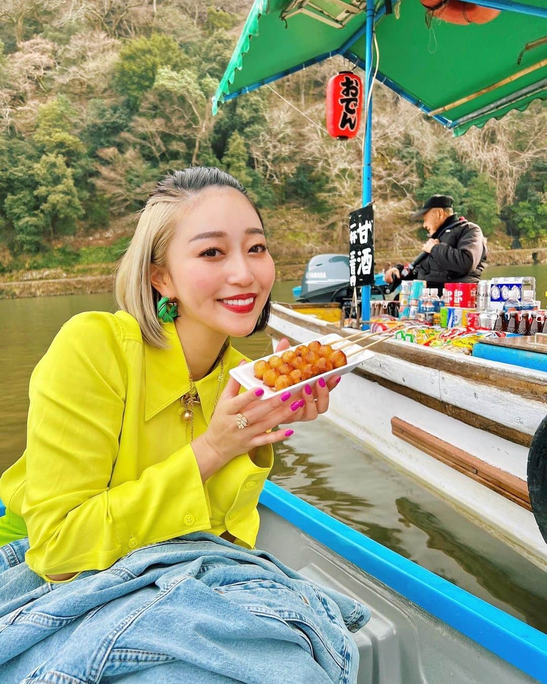 梅谷安里のインスタグラム：「🌸🍡🌸🍡🌸 ボート乗ってる人見て 乗りたくなって🤭 🚣🚣🚣🚣🚣🚣 途中で船の上でお団子をGET🍡 🍺と🦑も🫢w 初めてすぎてめっちゃ楽しかった🌸 紅葉の季節も最高だろうなん🍁 #kyoto#京都#嵐山 #🚣#あん旅」
