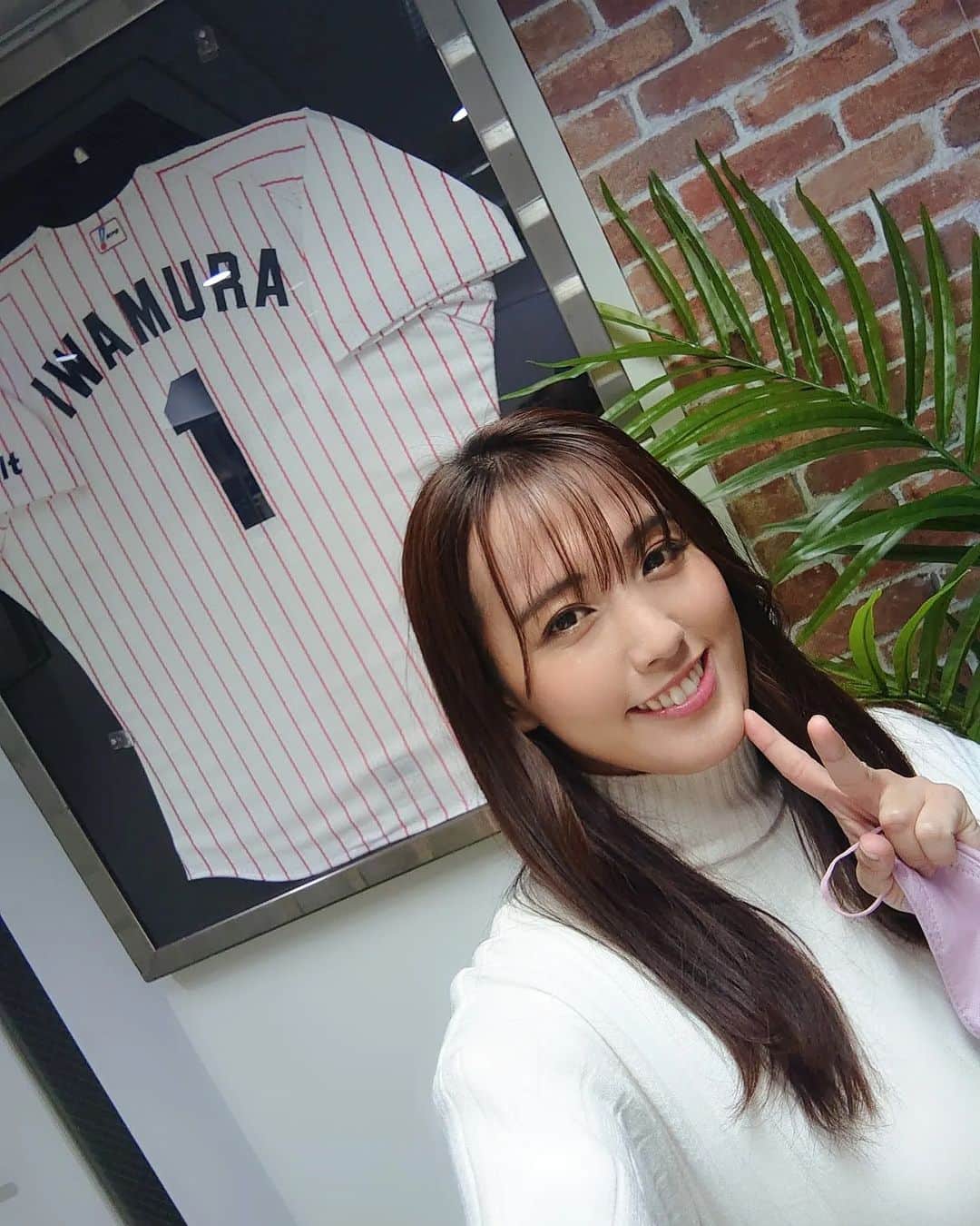 日里麻美のインスタグラム：「* 野球仕事を主張  もうすぐ 野球に関するお仕事が始まるよ！ 会社に伺ったら 岩村さんのユニフォームあったのさ。  取り急ぎ 4/8の巨人×ヤクルトお楽しみに！  * * *  【販売中】 💠抑えきれない胸の鼓動　DVD & Blu-ray Amazonなどで購入できます 💠グラビア学園　グラビア動画&デジタル写真集　Amazon、DMMで購入できます  【TV、Web】 💠さまぁ～ずチャンネル　『訳あり女』  💠YouTube　『ひさっちゃんねる』で検索  【イベント】 💠3/31  まーすた王子店ゲスト🀄 💠4/5  詳細後日 💠4/8  詳細後日 💠4/20  麻雀教室(予約受付中)  * * * * #乳圧女 #着衣巨乳 #着衣でも主張 #乳圧 #おっぱいの大きいお姉さんは好きですか #hisato #ヤクルトスワローズ #ジャイアンツ　#野球最高」