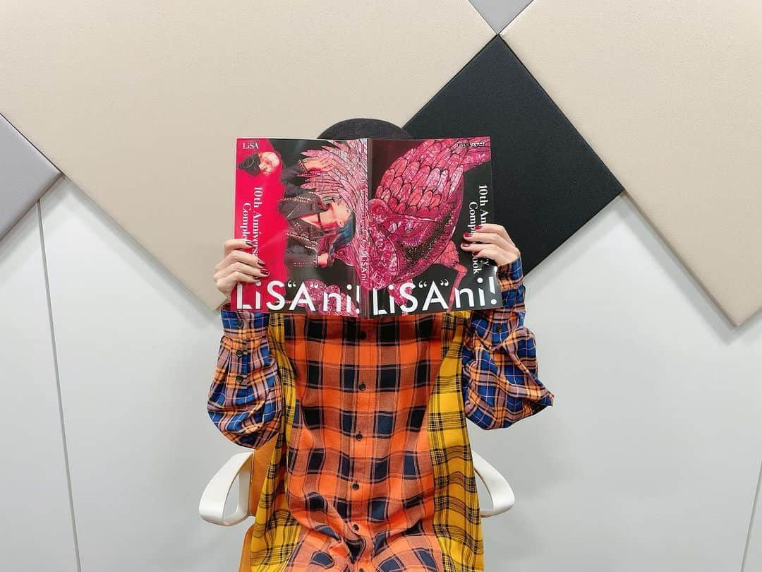LiSAさんのインスタグラム写真 - (LiSAInstagram)「今週発売の　#リサアニ　が完成したっ📖 この11年のどっしり感、味わってほしぃぃ〜🐿 今週30日発売ですっ📖 【#リスアニ！インタビューや連載をまとめた「10th Anniversary Complete Book LiS”A”ni!（#リサアニ！）」3/30発売】 https://www.lisani.jp/0000195296/」3月28日 23時02分 - xlisa_olivex