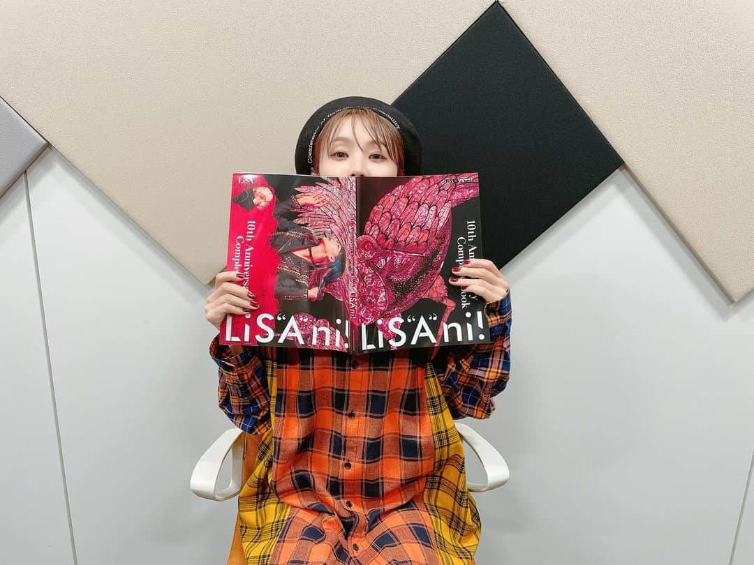 LiSAさんのインスタグラム写真 - (LiSAInstagram)「今週発売の　#リサアニ　が完成したっ📖 この11年のどっしり感、味わってほしぃぃ〜🐿 今週30日発売ですっ📖 【#リスアニ！インタビューや連載をまとめた「10th Anniversary Complete Book LiS”A”ni!（#リサアニ！）」3/30発売】 https://www.lisani.jp/0000195296/」3月28日 23時02分 - xlisa_olivex