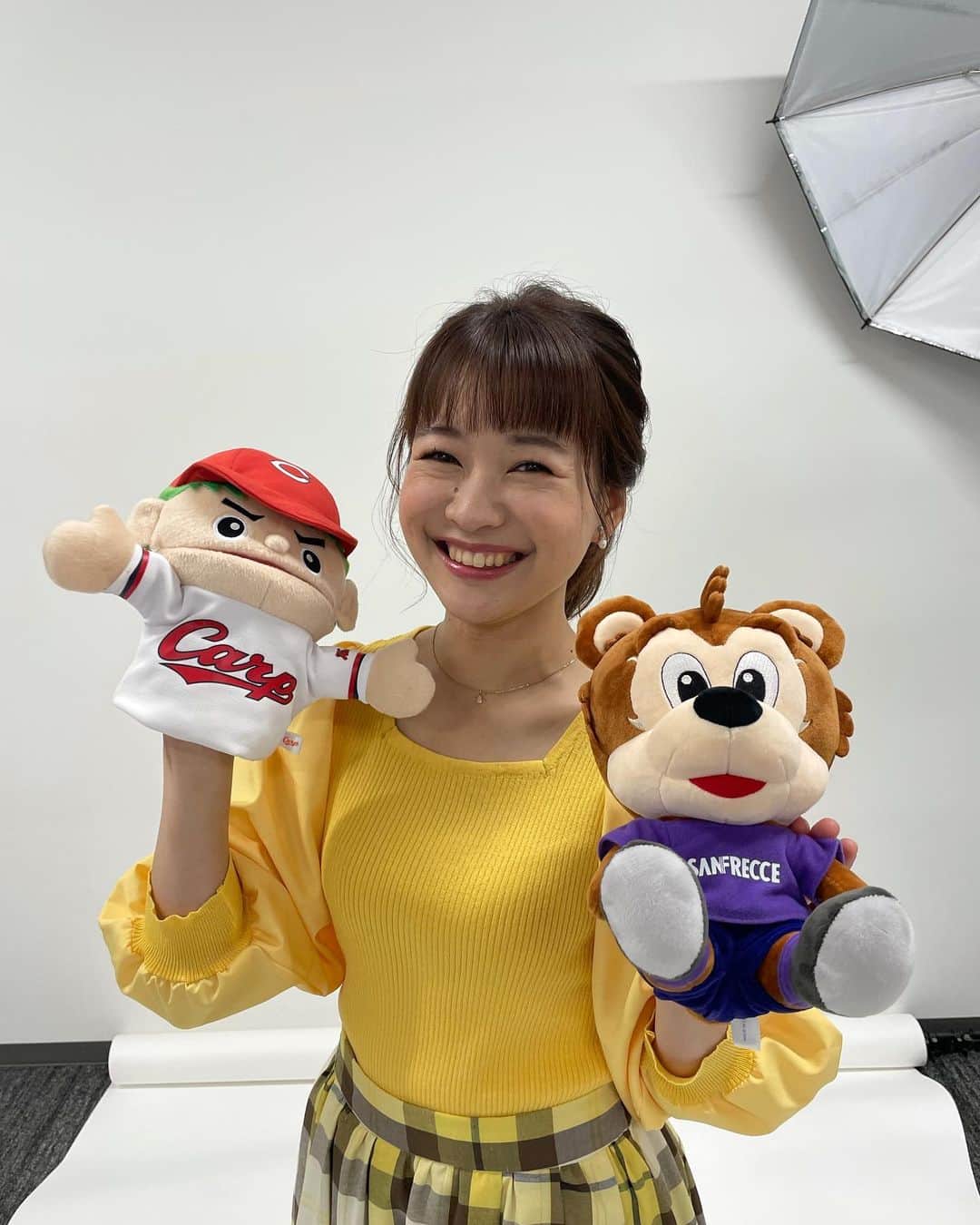 有田優理香さんのインスタグラム写真 - (有田優理香Instagram)「🎤  まもなく新年度⭐️ ということで今週からテレビ派もプチリニューアルです！  私も役割が少し変わりまして… 新年度からはテレビ派のスポーツキャスターです⚾️⚽️🏀  きょうが初登板！！！ いきなり違うVTRが出たり、住吉選手の名前を噛んじゃったり(すみません😭)、、ハラハラの放送でしたがやっぱりスポーツ情報をお伝えするのは楽しかったです☺️  4年くらい前から自ら取材することを続けてきて、去年1年はオリンピック・パラリンピック特集として広島ゆかりのアスリートの方に話を聞くため企画書を書きまくりました。  ニュースキャスターになっても特集として提案するのは大好きな駅伝やサッカーなど、スポーツ関係の人間ドラマ。  「やっぱりスポーツに関わりたい。テレビ派を見ている人にもっと広島スポーツの楽しさを伝えたい。」とこの1年仕事をしていく中で強く感じていて、やりたいことも広がってきて、ずっと部長にも相談していました。  なので今回のキャスター就任は ほんっっっとうに嬉しいです！ 今から何を仕掛けようか、ワクワクしっぱなしです😆  入社するまでは野球場もサッカースタジアムも行ったことがない。そんな初心者の私でもどっぷり魅力にハマれる広島スポーツの良さ✨  スポーツをあまり見たことがない…そんな方でもアスリートの人間性に共感していただいて楽しめる放送にしたい。 そんな思いもあって元気丸よりも、 夕方情報番組への入稿にこだわってきました。 私が今できることはなにか、 これからもこだわってこだわってこだわりまくろう💪  新年度もよろしくお願いします🌷  #広島テレビ #テレビ派 #アナウンサー #スポーツキャスター #カープ #サンフレッチェ」3月28日 23時46分 - yurikaa0624