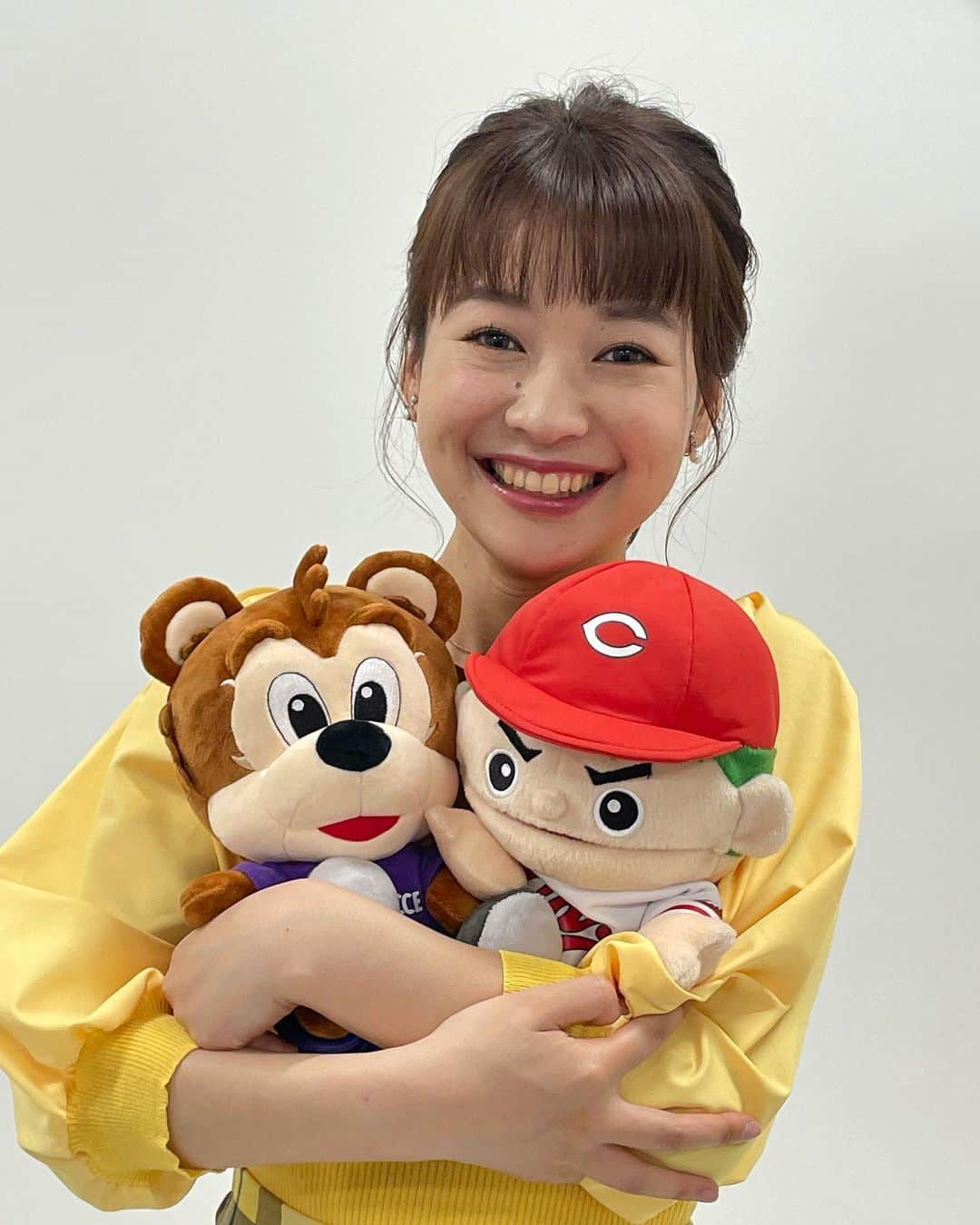 有田優理香のインスタグラム：「🎤  まもなく新年度⭐️ ということで今週からテレビ派もプチリニューアルです！  私も役割が少し変わりまして… 新年度からはテレビ派のスポーツキャスターです⚾️⚽️🏀  きょうが初登板！！！ いきなり違うVTRが出たり、住吉選手の名前を噛んじゃったり(すみません😭)、、ハラハラの放送でしたがやっぱりスポーツ情報をお伝えするのは楽しかったです☺️  4年くらい前から自ら取材することを続けてきて、去年1年はオリンピック・パラリンピック特集として広島ゆかりのアスリートの方に話を聞くため企画書を書きまくりました。  ニュースキャスターになっても特集として提案するのは大好きな駅伝やサッカーなど、スポーツ関係の人間ドラマ。  「やっぱりスポーツに関わりたい。テレビ派を見ている人にもっと広島スポーツの楽しさを伝えたい。」とこの1年仕事をしていく中で強く感じていて、やりたいことも広がってきて、ずっと部長にも相談していました。  なので今回のキャスター就任は ほんっっっとうに嬉しいです！ 今から何を仕掛けようか、ワクワクしっぱなしです😆  入社するまでは野球場もサッカースタジアムも行ったことがない。そんな初心者の私でもどっぷり魅力にハマれる広島スポーツの良さ✨  スポーツをあまり見たことがない…そんな方でもアスリートの人間性に共感していただいて楽しめる放送にしたい。 そんな思いもあって元気丸よりも、 夕方情報番組への入稿にこだわってきました。 私が今できることはなにか、 これからもこだわってこだわってこだわりまくろう💪  新年度もよろしくお願いします🌷  #広島テレビ #テレビ派 #アナウンサー #スポーツキャスター #カープ #サンフレッチェ」