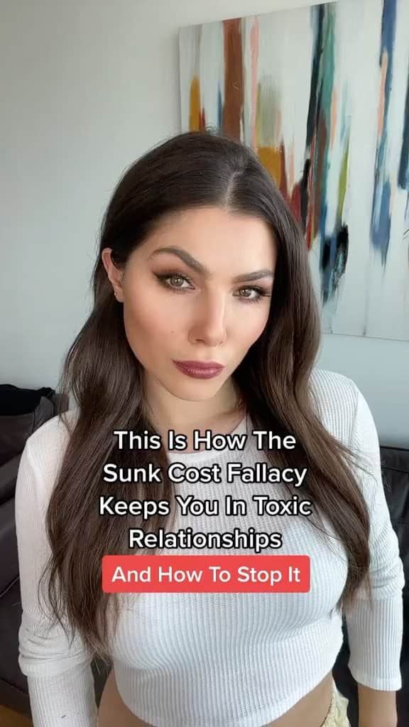 スティナ・サンダースのインスタグラム：「How the sunk cost fallacy keeps you in toxic relationships and how to stop it! 🧠 #psychology」