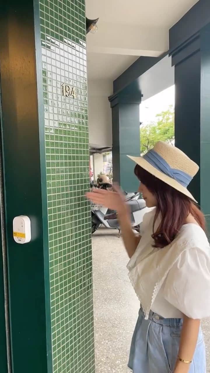 のインスタグラム：「來變一個小魔術🪄🥸😘 看完告訴我我厲不厲害😆 - #lea_outfit @marumaru_lea_official . . . . . #圈圈去屏東 #屏東咖啡廳 #屏東」