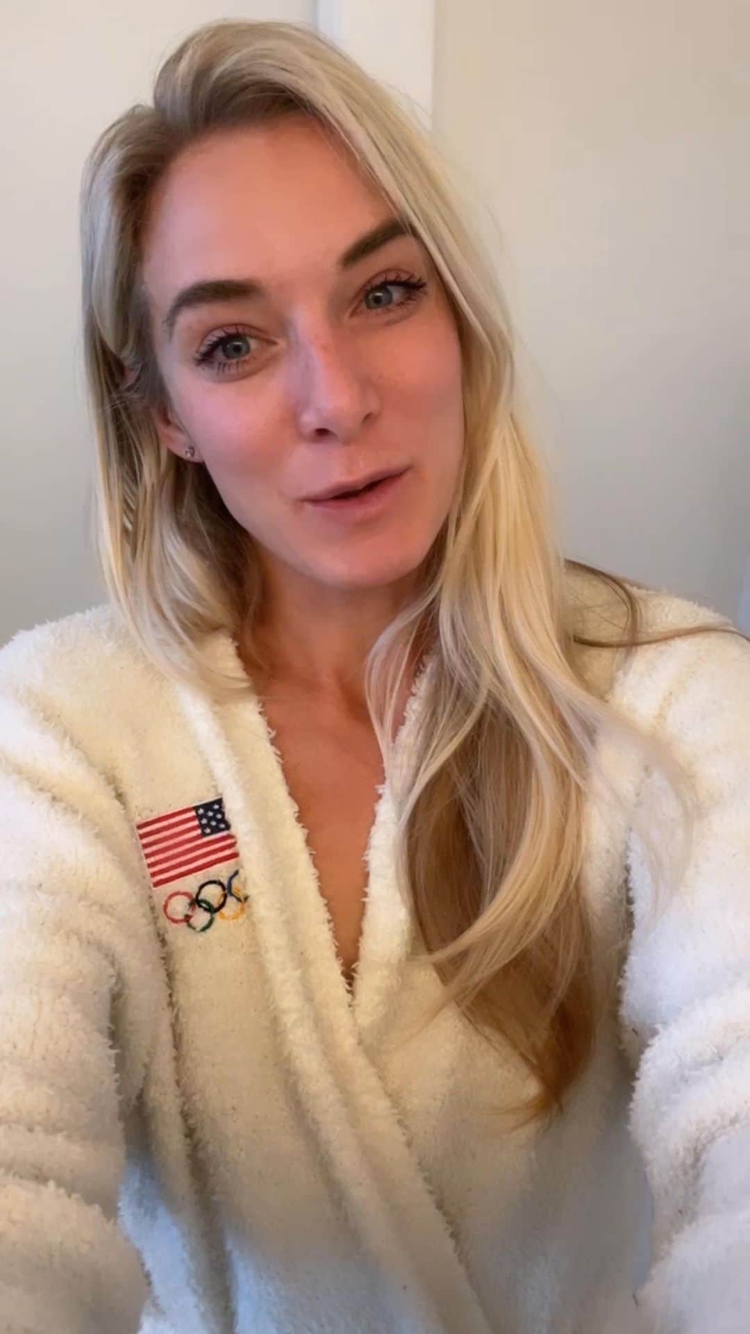 エマ・コバーンのインスタグラム：「My two favorite words 🏃‍♀️🥞🍳 (just gotta do some drills & grab my @live.momentous protein & I’m readdddy) #easyday #brunch」