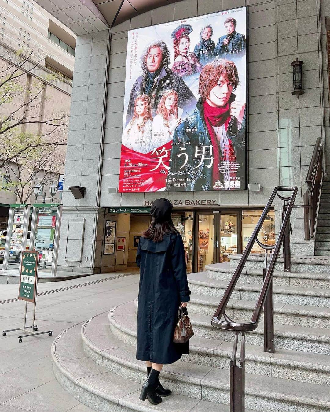 太田江莉奈さんのインスタグラム写真 - (太田江莉奈Instagram)「.  📍博多座  ミュージカル 『笑う男 The Eternal Love -永遠の愛-』  大千穐楽！ 泣いた〜😭✨✨✨ 物語にも、最後の挨拶にも。  特に大塚千弘さんの挨拶で涙腺が崩壊しました...  こんなご時世にエンターテイメントを届けてくれて本当に感謝だ〜👏  「笑う男」観劇出来てよかった！！  #えりなの休日  .  .  ここからはいつもの備忘録。  見世物として口を切り裂かれた少年が実は貴族だったって話しなんだけど、本当の幸せとは何なのか考えさせられる作品でした...  レミゼのヴィクトル・ユゴーの作品らしく、確かに世界観そんな感じだ！って思いながら観てました💭  レミゼ、バスティーユ、今回の笑う男... また好きな作品が増えた♪ 17〜18世紀が好きみたい💭  キャストも舞台セットも衣装も豪華だし、生オケだしこれぞミュージカル✨って感じで五感で楽しめて痺れました〜😩  カーテンコールも全キャストでやってくれて、 何回やったんだろ？ってくらい拍手が鳴り止まなくて、 でも温かい空気に包まれてて幸せだったな♪  . .  #博多座#博多#福岡 #笑う男#ミュージカル笑う男#千穐楽 #山口祐一郎 座長 #浦井健治 さん #真彩希帆 さん #吉野圭吾 さん」3月29日 0時32分 - erina_o_